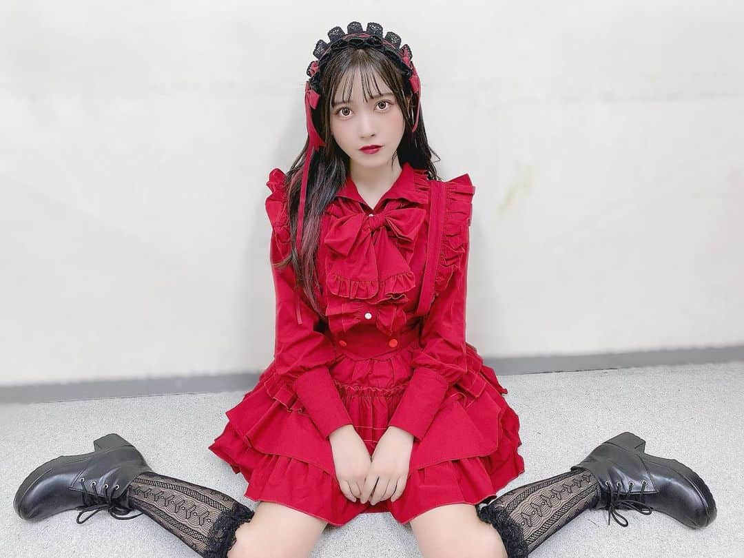 江﨑葵のインスタグラム：「. . . 改めて、生誕ライブありがとうございました🙇‍♀️ . . 今年は平日と聞いて正直焦ってたけど、たくさんの人が駆けつけてくれました。 本当にありがとう。 . . いろいろと決まるのが遅めで、メンバーには迷惑かけました。 時間ない中でたくさんカバー曲覚えてくれてありがとう。 とっても助かりました。 . . 衣装も髪も、 大好きな「赤」にしたよ❤️‍🔥 . . 今回はインナーカラーにしたから、赤は控えめだけど踊ってると見えて可愛いでしょ♡？ . . メンバーからもファンのみんなからも赤が似合うと言われてにやにやでした😌🫶🏻 . . (@vaice_kazu )さんいつもありがとうございます🫶🏻 . . たくさんの愛をありがとう！ . . . #birthday #birthdaygirl #mybirthday #誕生日 #hbd  #jpn #photo #ootd #instagood #f4f #l4l #followme #일본인 #얼짱 #소통해요 #팔로우 #虹色の飛行少女 #アイドル #youtuber #生誕ライブ #インナーカラー #エクステ」