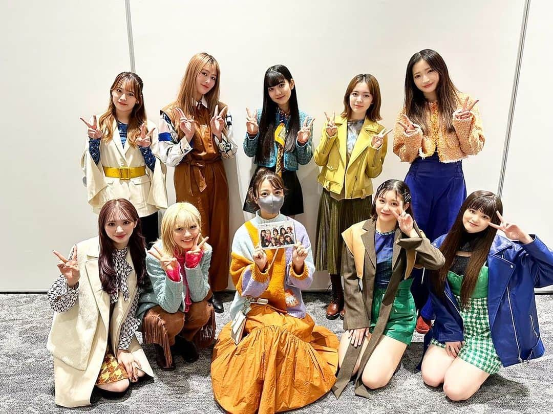 YUMIさんのインスタグラム写真 - (YUMIInstagram)「. LOVE FMの25周年イベント 『未完成』に出演されたGirls2の皆さんと 写真を撮っていただきました🥹💓 ▶︎ @girls2_official   SNS投稿🆗いただいたので 載せちゃいます🙈💓  みなさんキラキラしていて眩しかった〜😭✨  姪が大ファンでGirls2さんの影響で ダンスを始めたから、 姪もイベントに来ていて大興奮😂  Girls2の皆さんはもちろん関係者の皆さんも 本当に素敵な方ばかりで本当に感激でした😭🫶  新曲の『Love Genic 』も すごくキュートで元気をもらえる曲だから みんなも聴いてみてね😍✨  そして、、 イベントのケータリングのラーメンが美味しすぎた🥹 ▶︎ @nagahama_no1   #girls2#ガールズガールズ#sonymusic  #lovefm#761musics#未完成 #マリンメッセ福岡#マリンメッセ」12月20日 16時28分 - arpkyumi