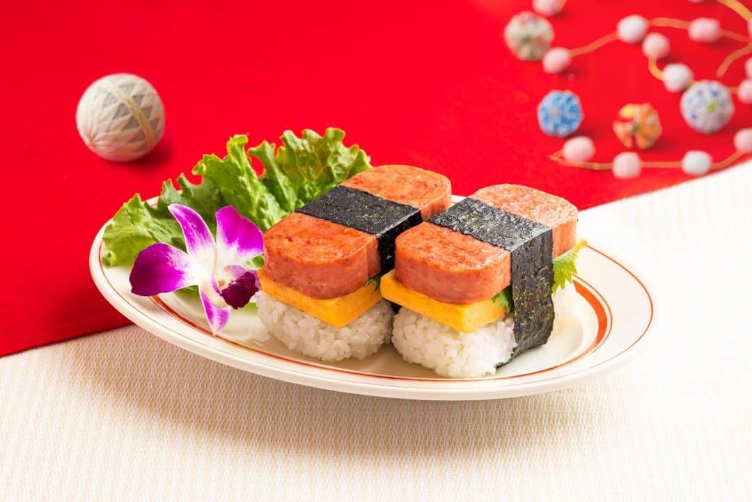 EGGS ’N THINGS JAPANさんのインスタグラム写真 - (EGGS ’N THINGS JAPANInstagram)「🎍🌺12月27日（火）からの限定メニュー🌺🎍 日本とハワイならではの食材を使った『ほうじ茶とマカダミアナッツのパンケーキ』と大葉と玉子を挟んだ食べ応えのある『厚切りスパムむすび 』が登場します🌈  新年を華やかに彩るほうじ茶を練り込んだパンケーキの間に黒蜜を挟み、ハワイならではのマカダミアナッツ クリームをかけたました🎉スパムと厚焼き玉子・大葉を海苔で 包んだボリュームのある『厚切りスパムむすび』とご一緒にお楽しみください🤤 ⁡ ==== ⁡ ほうじ茶とマカダミアナッツのパンケーキ 販売価格：1,619円（税込1,780円） テイクアウト販売価格：1,112円（税込1,200円）  厚切りスパムむすび 販売価格：1,273円（税込1,400円） テイクアウト販売価格：1,278円（税込1,380円）  抹茶ミルク [ Hot or Iced ] 販売価格：591円（税込650円） テイクアウト販売価格：584円（税込630円）  販売期間：2022年12月27日（火）～2023年1月16日（月） 取扱店舗：国内全店舗⁡ ※仕入れ状況により、食材を変更する場合がございます。  ⋆⋆⋆✂️⋆⋆⋆⋆⋆⋆⋆⋆⋆⋆⋆ ⁡ ☆各店舗のInstagram開設いたしました！☆ 店頭のQRコードを読み取るかInstagram内で検索してぜひフォローをお願いします😆 ⁡ #エッグスンシングス #エグスン #カフェ巡り #カフェ部 #ランチ #期間限定 #パンケーキ部 #グルメ #東京グルメ #関西グルメ #ハッピーニューイヤー #新年 #2023 #パンケーキ #スイーツ #ほうじ茶 #ハワイ好きな人と繋がりたい #グルメ好きな人と繋がりたい #eggsnthings #eggsn #food #instacafe #cafe #foodstagram #pancakes #lunch #instafood #yummy #hojicha  #newyear」12月20日 16時33分 - eggsnthings_jp