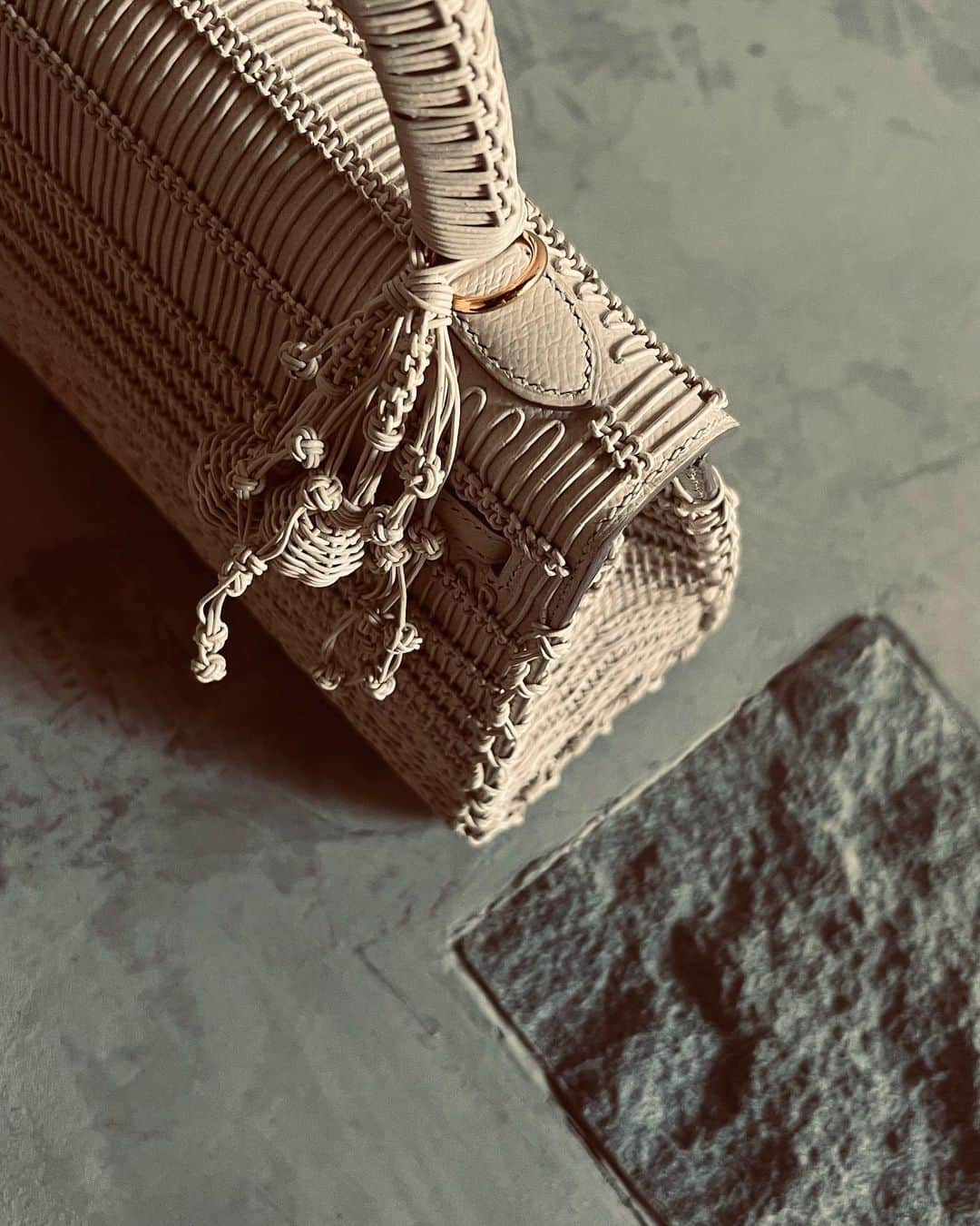 ジェイアーさんのインスタグラム写真 - (ジェイアーInstagram)「The Vintage Iconic Hermes Bag Collection transformed by Jay Ahr  « Takeami » Act XI Hermes Kelly 25 Craie  Provenance: Karuizawa, Japan. 2021 Leather weaving by Jay Ahr  #hermes #jayahr #jonathanriss #kelly #birkin #HAC #hermes #embroidery #sustainable #Art #birkinbandana #hermesbandana #everyhumanisanartist #gangstahr #transformation #icons #takeami #weaving #basket #japan #bamboo」12月20日 17時00分 - _jay_ahr_