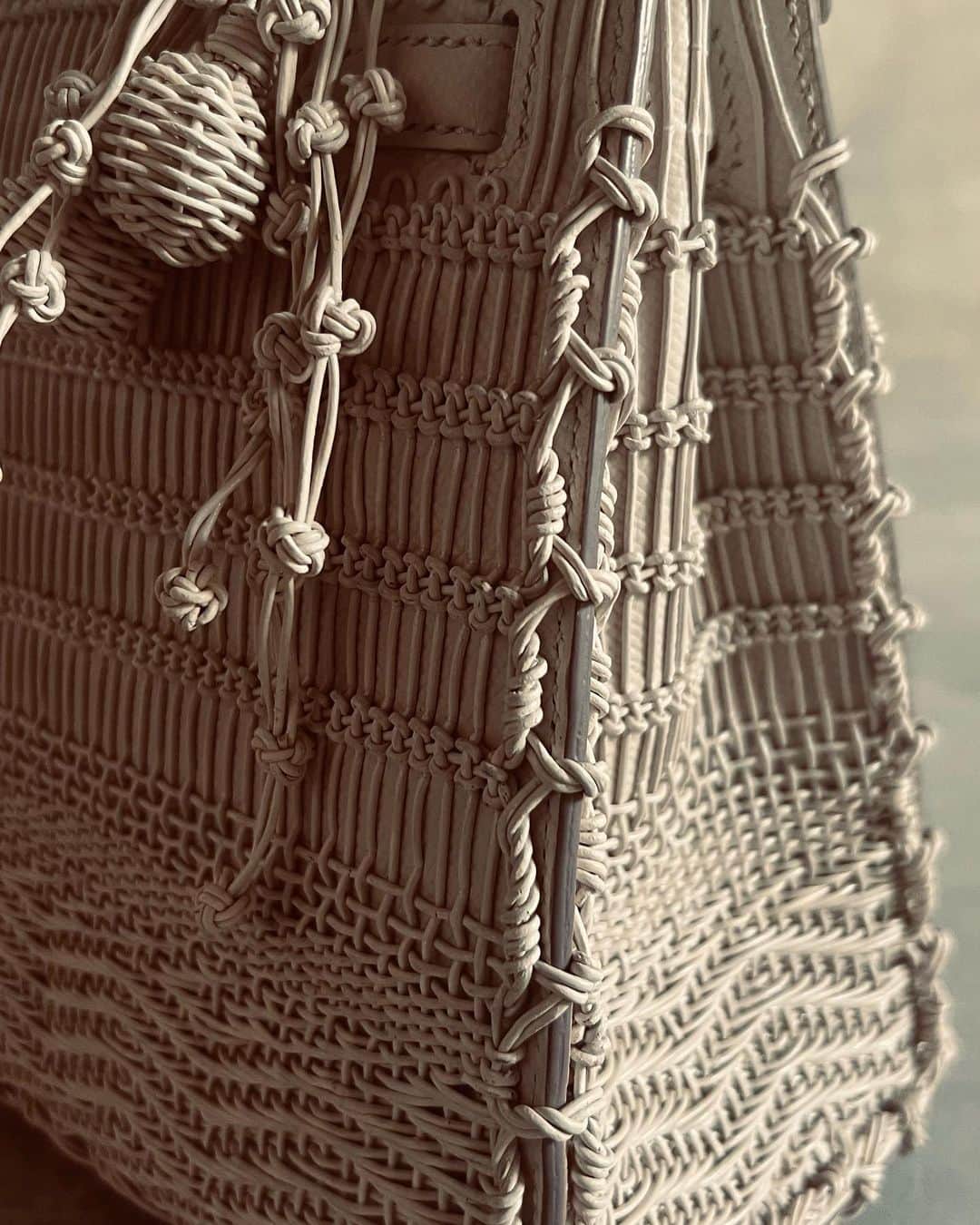 ジェイアーさんのインスタグラム写真 - (ジェイアーInstagram)「The Vintage Iconic Hermes Bag Collection transformed by Jay Ahr  « Takeami » Act XI Hermes Kelly 25 Craie  Provenance: Karuizawa, Japan. 2021 Leather weaving by Jay Ahr  #hermes #jayahr #jonathanriss #kelly #birkin #HAC #hermes #embroidery #sustainable #Art #birkinbandana #hermesbandana #everyhumanisanartist #gangstahr #transformation #icons #takeami #weaving #basket #japan #bamboo」12月20日 17時00分 - _jay_ahr_