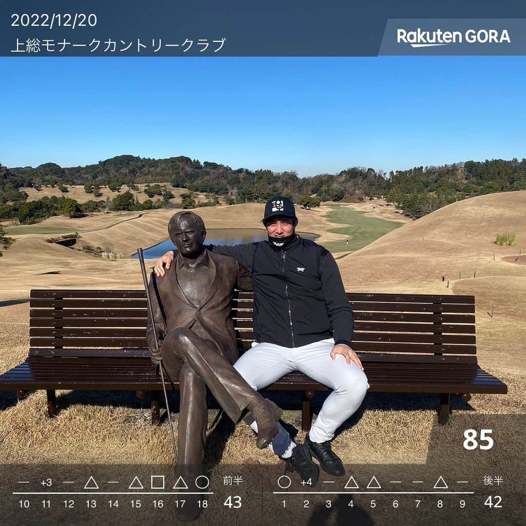 のインスタグラム：「今日はジャックニクラウスに会いに行ってきました。  明け方めちゃくちゃ寒かったですが、天気よく風もほぼ無かったので最高のゴルフ日和でした⛳️☀️  #ゴルフ #上総モナークカントリークラブ  #ジャックニクラウス  #国吉佑樹 #9244」