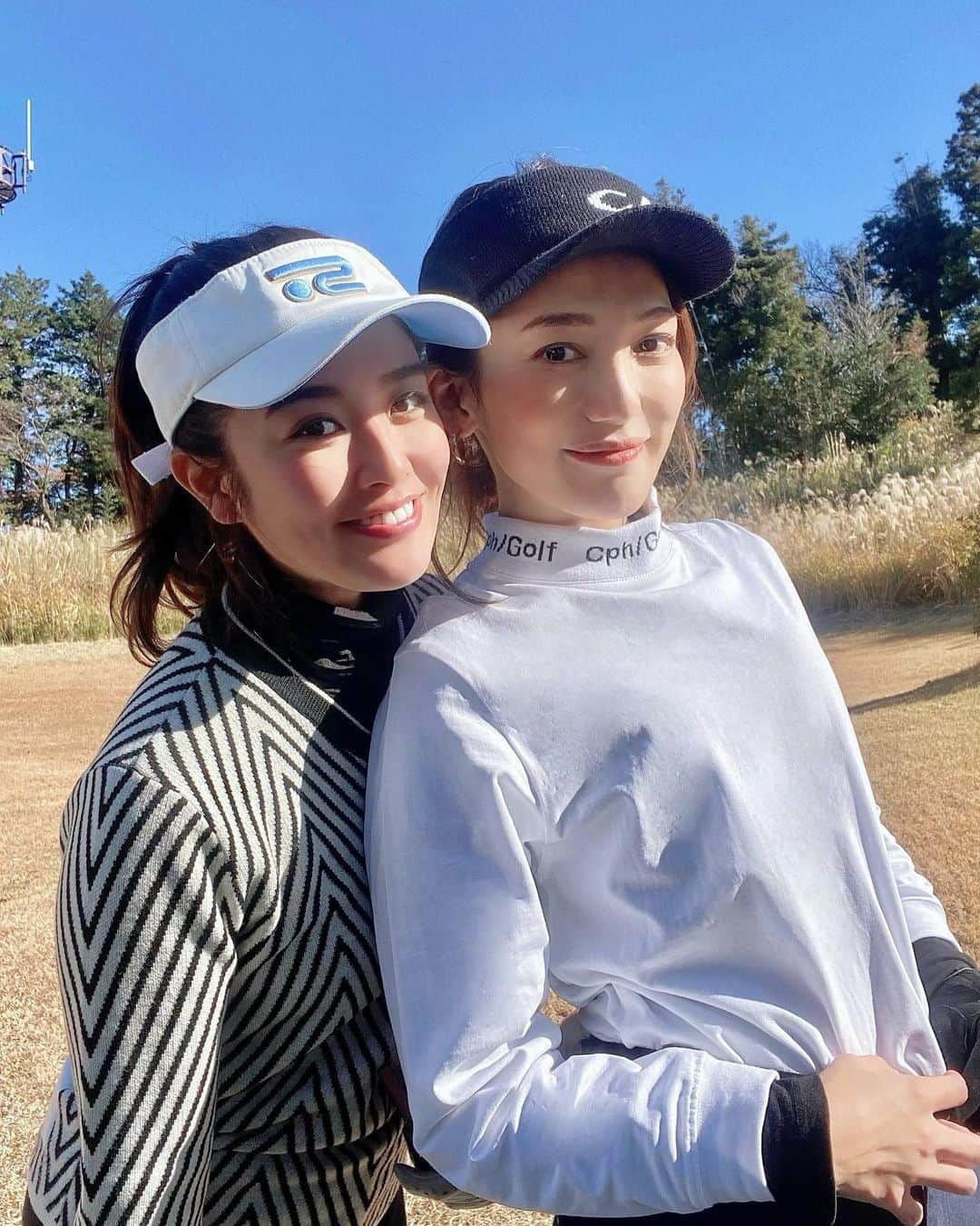 戸崎奈津のインスタグラム：「ゴルフ日和〜⛳️  気がつけば1ヶ月以上ぶり🏌️‍♀️✨ 今日も相変わらずナイスプレーの @kikku_n と❤︎⛳️  お気に入りウェアは @captainshelm_golf ❣️  ポーチは @chan.mi3 からのプレゼント😻  今年も一緒にラウンドして頂いた皆様、 ありがとうございました🙇‍♂️✨ 来年も宜しくです🎍✨  寒い日が続くけど皆様風邪ひかないように🙇‍♂️ #2022 #golf #ゴルフ #ゴルフコーデ #ゴルフウェア  #golflife  #captainshelmgolf #captainshelm #callaway #kissonthegreen」