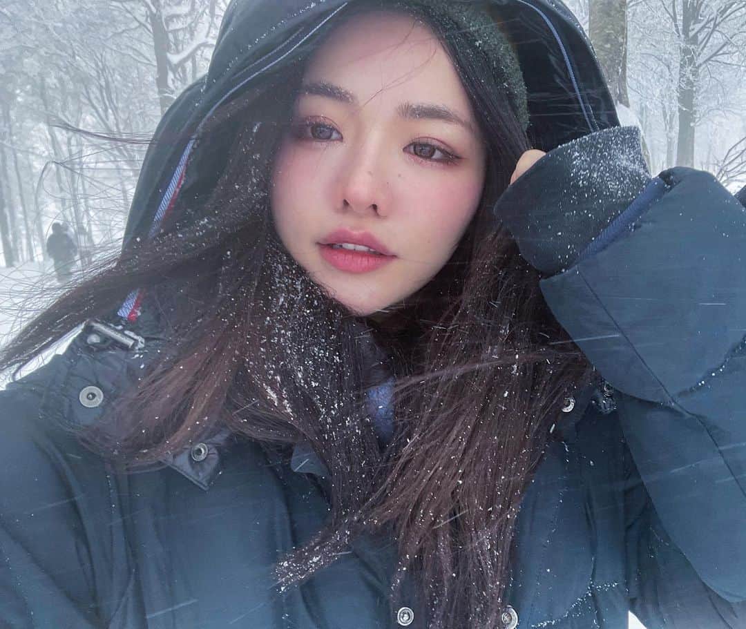 藤子さきのインスタグラム：「I don’t need a bottle of Hennessy but vodka.  #winter #wintervacation #snow #japan #cold #weather #寒そ #眉毛まで凍ってっかんね」