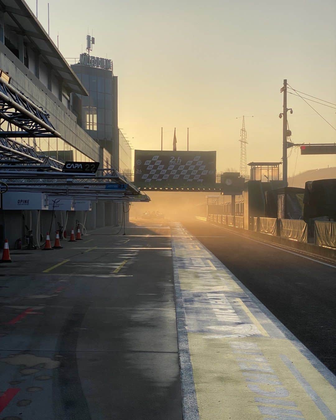 ニール・ブロムカンプのインスタグラム：「That’s a wrap!!!! For someone who loves cars as much as I do, I never thought I would direct a film cantered around them.  Had an amazing time shooting this, thanks to all the incredible cast and crew who made it come together. Flying out of Tokyo now to start thinking about editing.」