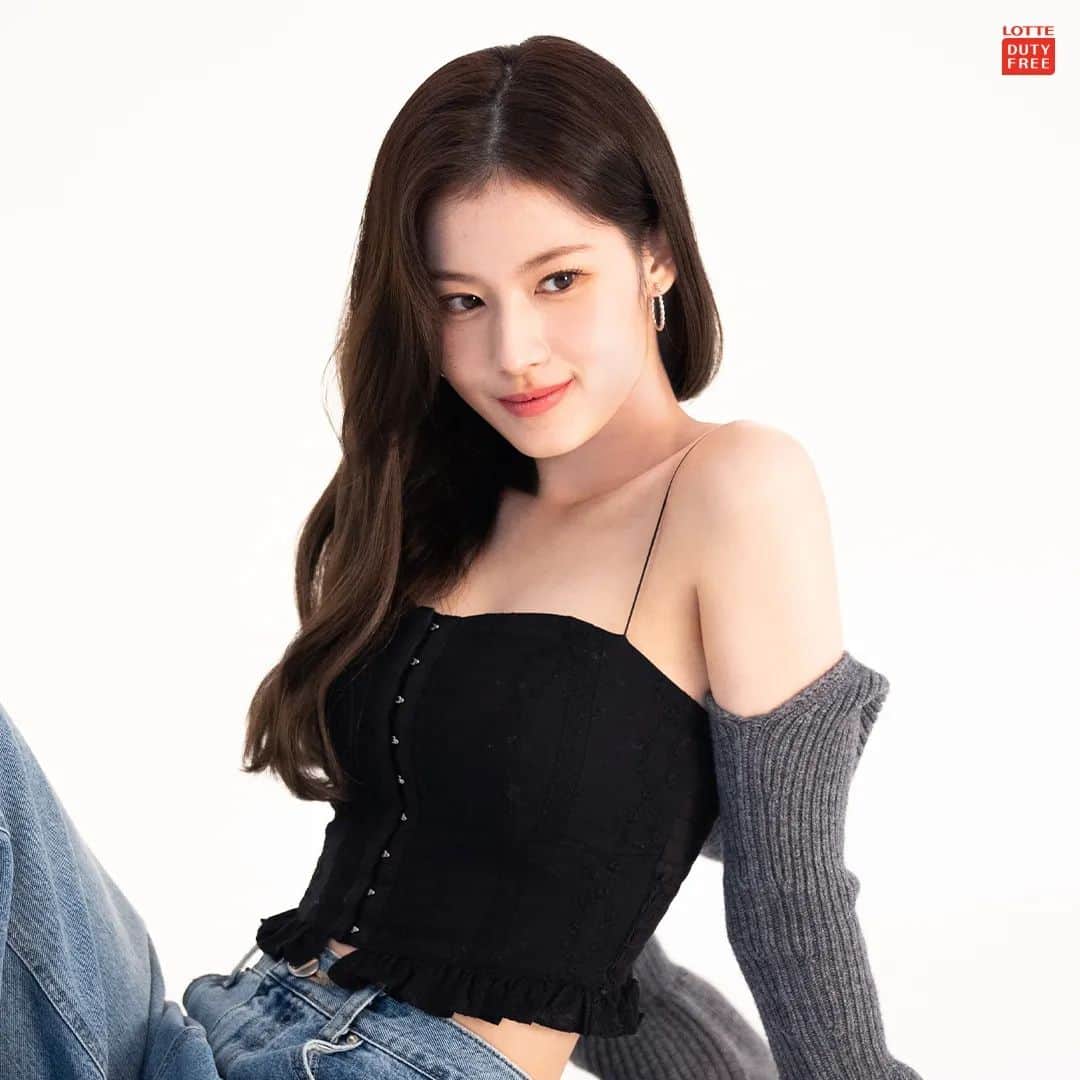 サナのインスタグラム：「Full of freshness🍋  Thoroughly perfect TWICE Behind cuts from shooting day 🎥📷 ーーーーーーーーーー Follow > @sana.twice.kr < . @m.by__sana @twicetagram #TWICE#트와이스#ONCE#Sana#사나 #Nayeon#나연#Jeongyeon#정연#Momo#모모#Jihyo#지효#Mina#미나#Dahyun#다현#Chaeyoung#채영#Tzuyu#쯔위」