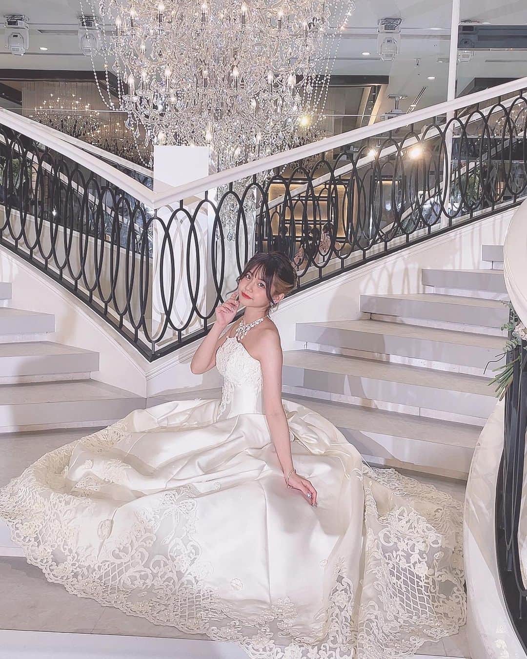 永野いち夏さんのインスタグラム写真 - (永野いち夏Instagram)「MissBridalAward2022 表彰式🎖 皆さん、応援ありがとうございました✨ ファンの方々の応援のおかげでファイナリストとして、表彰式に立つことができました🥰  賞は取れませんでしたが、皆と一緒に戦った5ヶ月間はとてもいい経験になったし、かけがえのない時間でした😌ありがとう✨  辛い時も沢山支えてくれて、きっと皆がいなかったら途中で辞めてたかもしれない😭皆が一緒に最後まで諦めないで戦ってくれたからきっと私も諦めずに最後までグランプリ目指す！って言えたんだと思う🙏  グランプリ目指す！って言うことにも勇気がいる様な状況だったけどそれが心置きなく言える環境に居させてくれて本当にありがとう💓💞  ミクチャは引退しますが、ほかのコンテンツでは活動していきたいと思っているのでこれからも応援よろしくお願い致します🙏✨🙏  #missbridalaward2022 #ウェディングドレス #永野いち夏」12月20日 17時32分 - nagano_ichika