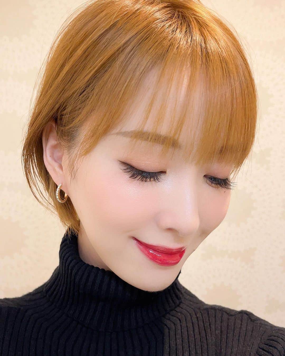 瀬戸早妃のインスタグラム：「前髪カット自分でしてみました🖤 なかなか上手くいって嬉しい🥴✨  #前髪カット #セルフカット  まつげ @eyecandy_omotesando」
