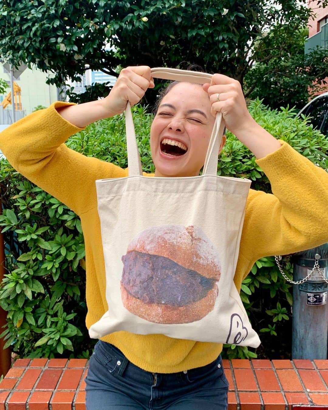 仲川希良のインスタグラム：「#adventcalendar 🎄15 週末はもうクリスマスじゃないですか……！ 追い上げ更新ポーン！ ・ 「粒あん派 or こしあん派？」というご質問 これは迷わず「粒あん」です！ 豆が好きなんです……！ ・ ・ 山には何かしらあんこを持って行きたい あんこの重さはそれがもたらす元気に比例します ・ あんこと同量の水をあたためてぜんざいに 薄切りのしゃぶしゃぶ餅や塩漬けの桜を足すとなおよし ・ 大さじ2ほどのあんこときな粉を適量混ぜたホットミルクもおいしいです ・ 寒い時期のキャンプなどにぜひ♩ ・ ・ 写真はパンノユリちゃん監修アイテム「腹ペコあんぱんトート」 このあんぱん……なんて理想のあんこ量……！ ユリオススメeteco breadさんで実売されているパンだそう ・ トートバッグのプリントの質感がめちゃくちゃパンだねと伝えたら 「全粒粉な感じの布にしたから」と言われました……さすがです😌 ・ ・ ・ #あんこ好き @yuri.yamano @eteco_bread」