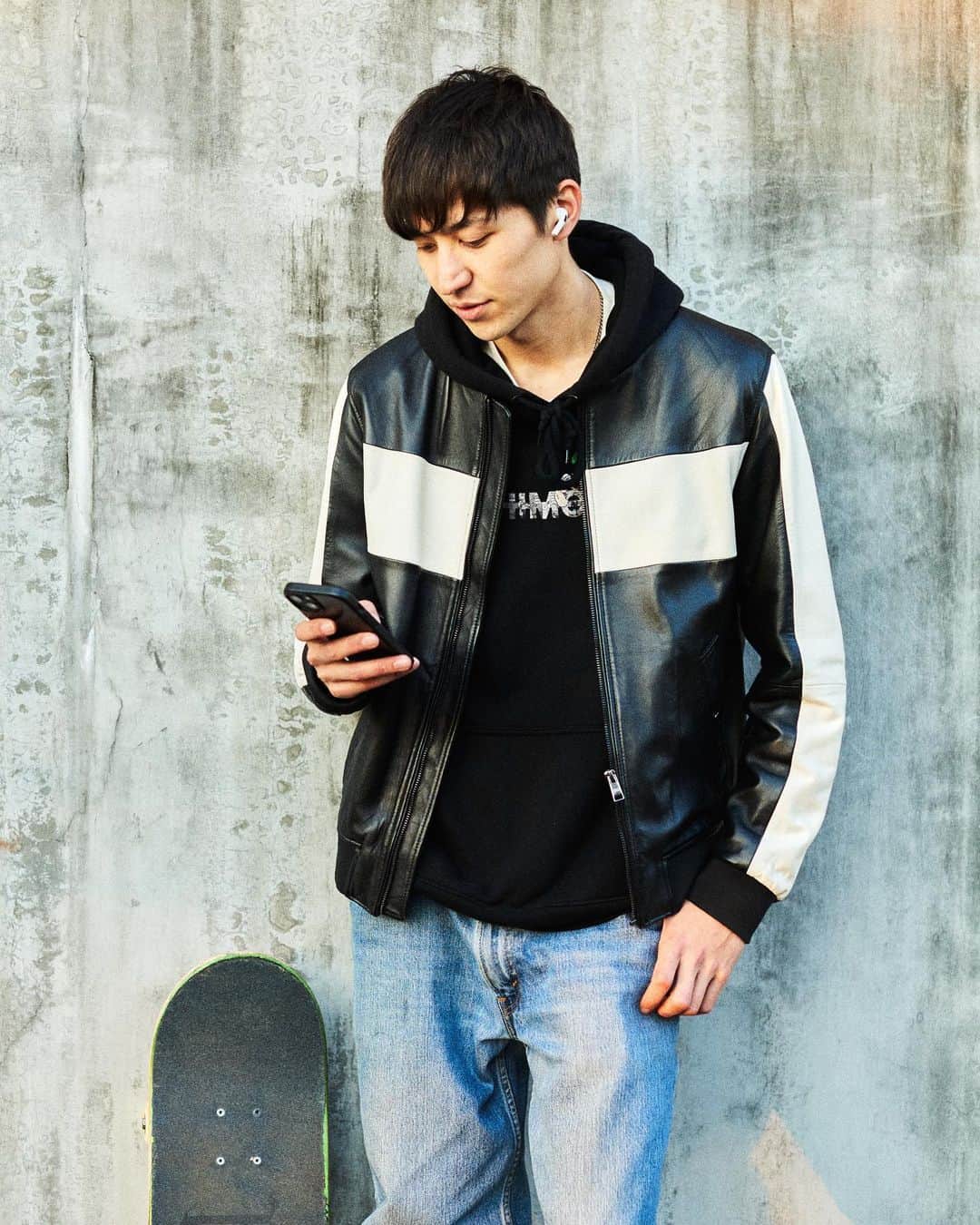 岩澤史文のインスタグラム：「スケボーしてる時どんな曲聴いてますか？ってよく聞かれるので スケボーしながら特に聴いてる3曲をみんなにシェアハピしたいと思います！ ①So American by Portugal. The Man ②Electric Feel by MGMT（MGMTは全部好き笑） ③Walking On A Dream by Empire of the Sun  最近人気の曲なんでも聞くのと意外と80年代、90年台の曲も結構聞きます笑　 みなさんのおすすめの曲ありますか？  今 @amazonmusicjp で12/19(月）-12/28日（水）の間にキャンペーンが実施されています！フォロワーであれば誰でも参加可能で#私の推しもう聞いた？と @amazonmusicjp をメンションして僕みたいに自分の推しを投稿で紹介すると20名様に Amazon Echo Budsが当たります！詳しくはアカウントチェックしてみてください〜！  #私の推しもう聞いた？ #AmazonMusic #pr」