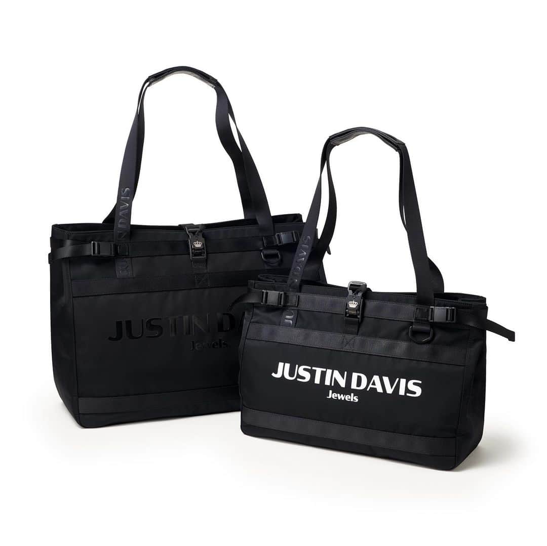 のインスタグラム：「. JUSTIN DAVIS GOODS COLLECTION “ATTRACT” アトラクト   シンプルなデザインでシーンを選ばないナイロントートバッグ。 12 月21 日（水）より 全国JUSTIN DAVIS直営店 オフィシャルオンラインストアにて発売。   ユーザビリティーに特化したトートバッグ。 複数のマグネットパーツにより バックルや持ち手が瞬時に脱着可能。 荷物の出し入れがとてもし易く様々なシーンで活躍。  #justindavis #ジャスティンデイビス」