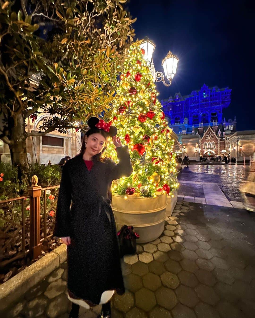 TBSアナウンサー公式さんのインスタグラム写真 - (TBSアナウンサー公式Instagram)「上村彩子です。 @saekokamimura  ． 先日、クリスマスディズニーを堪能してきました！ ． 飾りが可愛いだけでなく、空気が澄んでいてイルミネーションもより綺麗に見えるので、冬のパークが一年で一番好きです🎄 ． #tbs  #アナグラム  #上村彩子 #アナウンサー #クリスマス #ディズニーランド #クリスマスディズニー #クリスマスツリー」12月20日 18時35分 - tbs_annogram