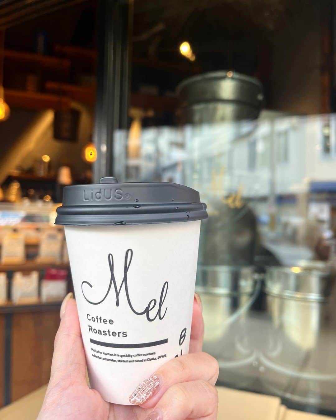 山田菜々のインスタグラム：「四ツ橋にあったコーヒーやさん☕️！？  大阪での思い出更新していきます✨  (村上さんが撮ってくれたものです😉笑)」