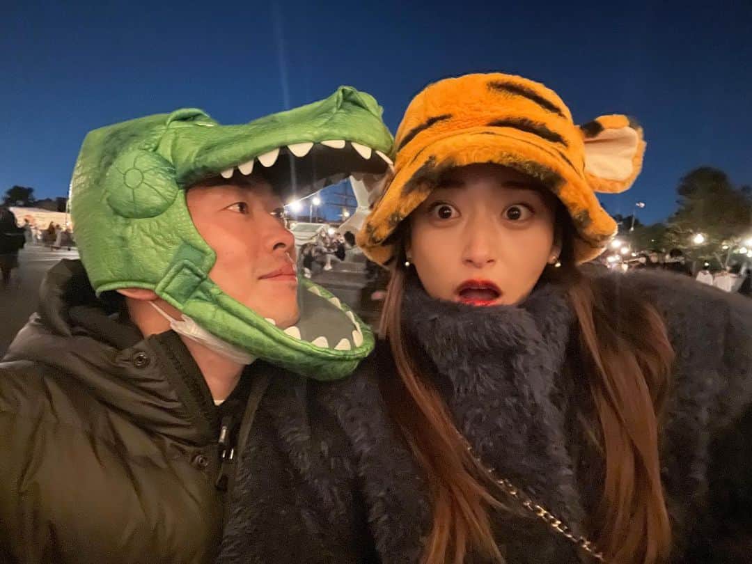 近藤千尋のインスタグラム：「久々に被り物を新調した太田夫婦💕 可愛いのが増えてて テンション上がったねぇ🫶🏻笑 久々のディズニーシーに行きました🗻🐋🤍 ミラコスタのツリー綺麗だったなぁ🎄 50分かけて並んでゲットしたチュロスは 格別だね。笑🤣  子供達にはサプライズで。。🤫💓 大興奮の様子もYouTubeでまた更新するね🥰  長女の冬休みスタート🤍🤍」