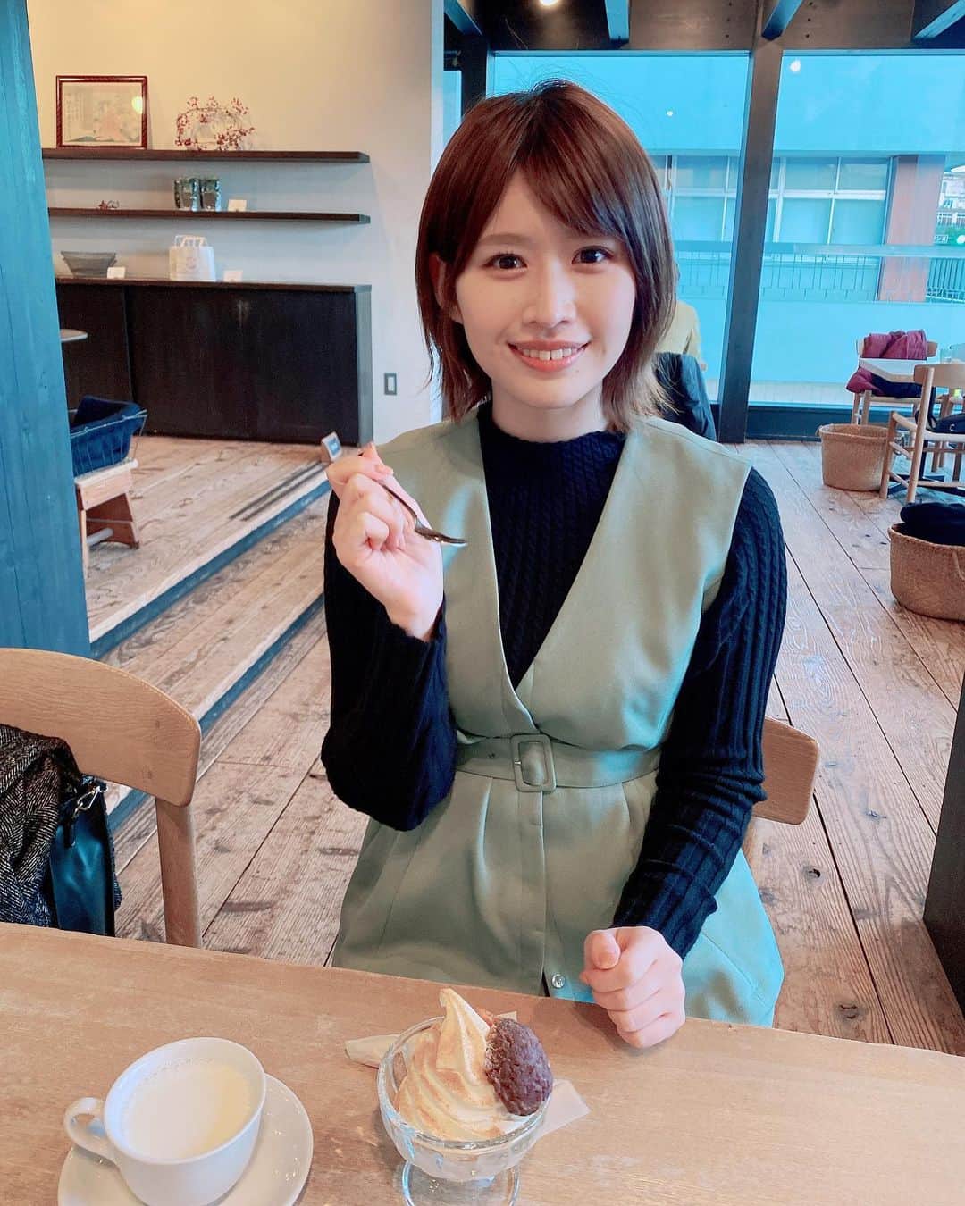 佐藤朱のインスタグラム：「松華堂菓子店🍘🍦 レトロモダンな雰囲気で、窓から見える松島湾や五大堂を楽しみながら落ち着いて過ごすことができます☺️ . 松華堂パフェをいただきました！ ソフトクリームの上には自家製のきな粉、あんこ、あんずが乗っています♡ #松島 #松島観光 #松華堂菓子店 #ホットミルク」