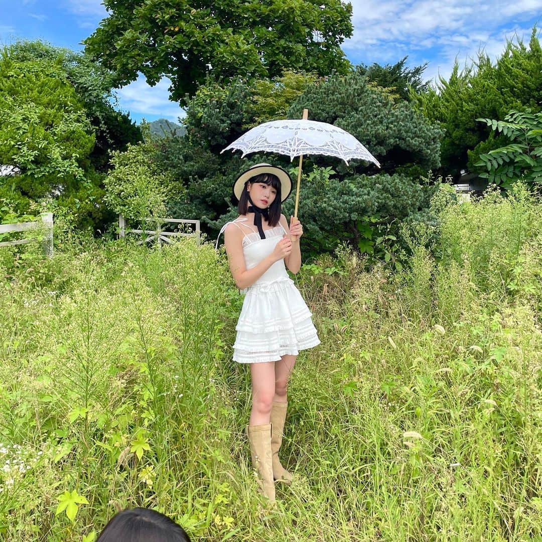キム・チェウォンのインスタグラム：「시즌그리팅 찍을때🍃」
