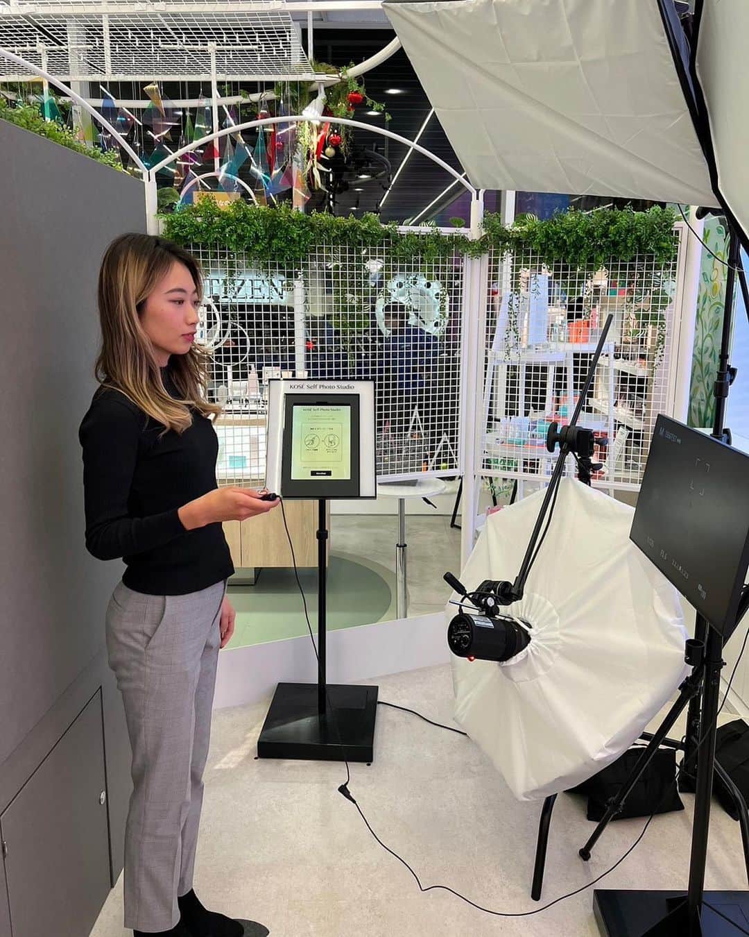 安田祐香さんのインスタグラム写真 - (安田祐香Instagram)「KOSE様の本社ににご挨拶に行ってきました！  その後にmaison kose 銀座店にいきました。 カラーマシーンを使って自分に合ったメイクを知ることができたり、実際メイクをして頂いてフォトスペースで写真を撮ることができます📸📸  私は特にデコルテと雪肌精をよく使っています！ 本当にたくさんの商品があるのでみなさん試してみてください💄」12月20日 19時15分 - oo_______yuka
