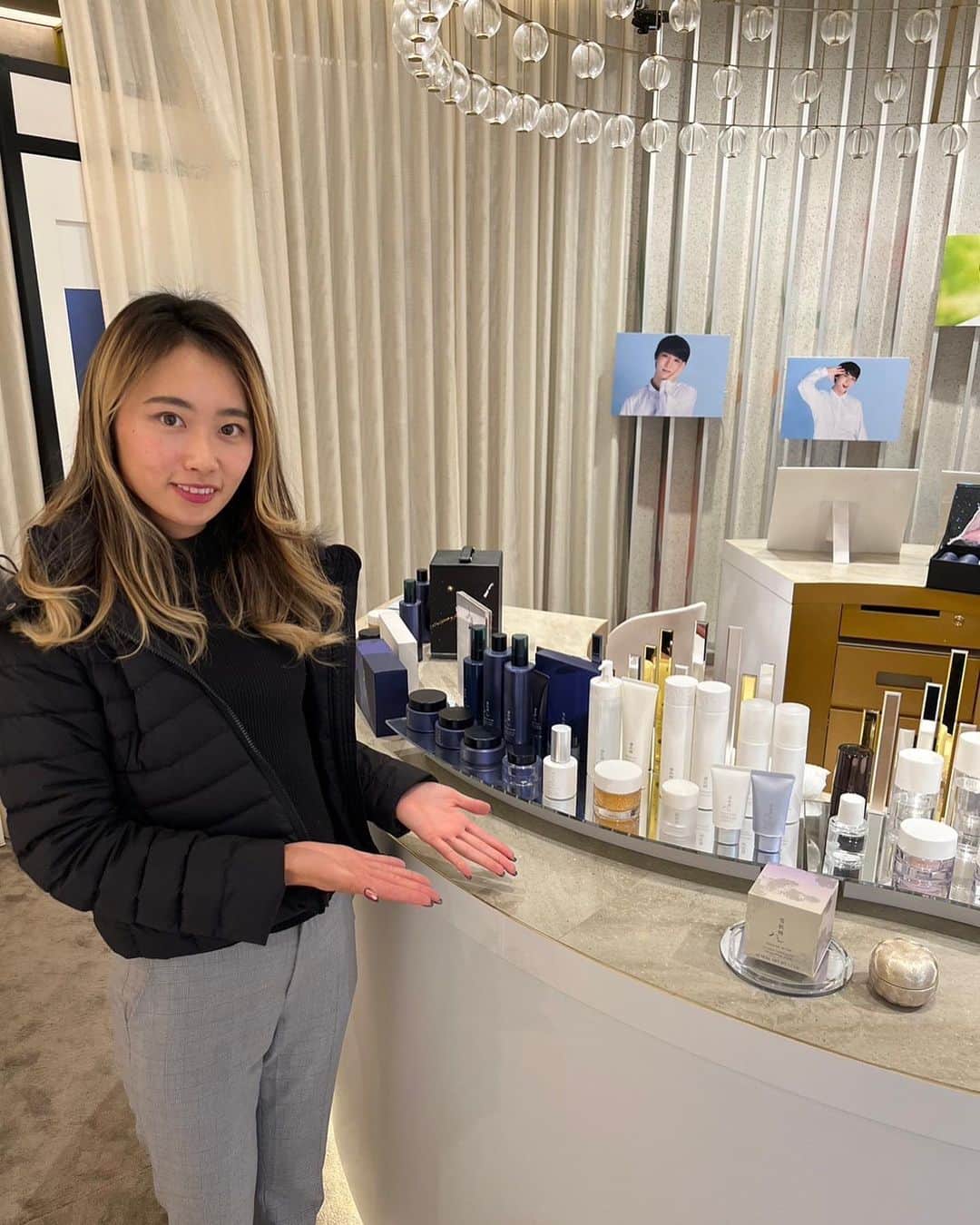 のインスタグラム：「KOSE様の本社ににご挨拶に行ってきました！  その後にmaison kose 銀座店にいきました。 カラーマシーンを使って自分に合ったメイクを知ることができたり、実際メイクをして頂いてフォトスペースで写真を撮ることができます📸📸  私は特にデコルテと雪肌精をよく使っています！ 本当にたくさんの商品があるのでみなさん試してみてください💄」