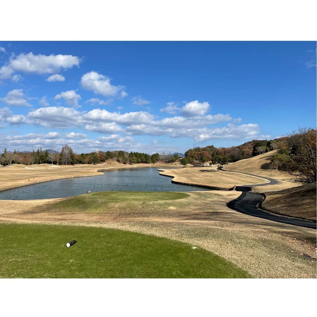 中根夕希さんのインスタグラム写真 - (中根夕希Instagram)「ゴルフざんまいロケ🏌️‍♀️⛳️ @naoki_003 関藤直熙プロ @0203ug 関藤侑嗣プロ 兄弟対決！最後まで痺れる勝負でした🔥  良い天気で気持ちよかったですよ〜☀️  トップスは腕を閉じるとトミーの頭文字、THに…！ フード付きのウエアなのです✨ スカートはシンプルに白で レッグウォーマーを合わせております🤍 学生以来のツインテール、してみちゃいました🫢照  #ゴルフざんまい　#関藤兄弟 #RCCテレビ　#広島 #ゴルフ女子　#tommyhilfiger  #和木ゴルフ倶楽部 #大きな池 #お昼は牛すき釜玉うどん」12月20日 19時25分 - nakane.yuki