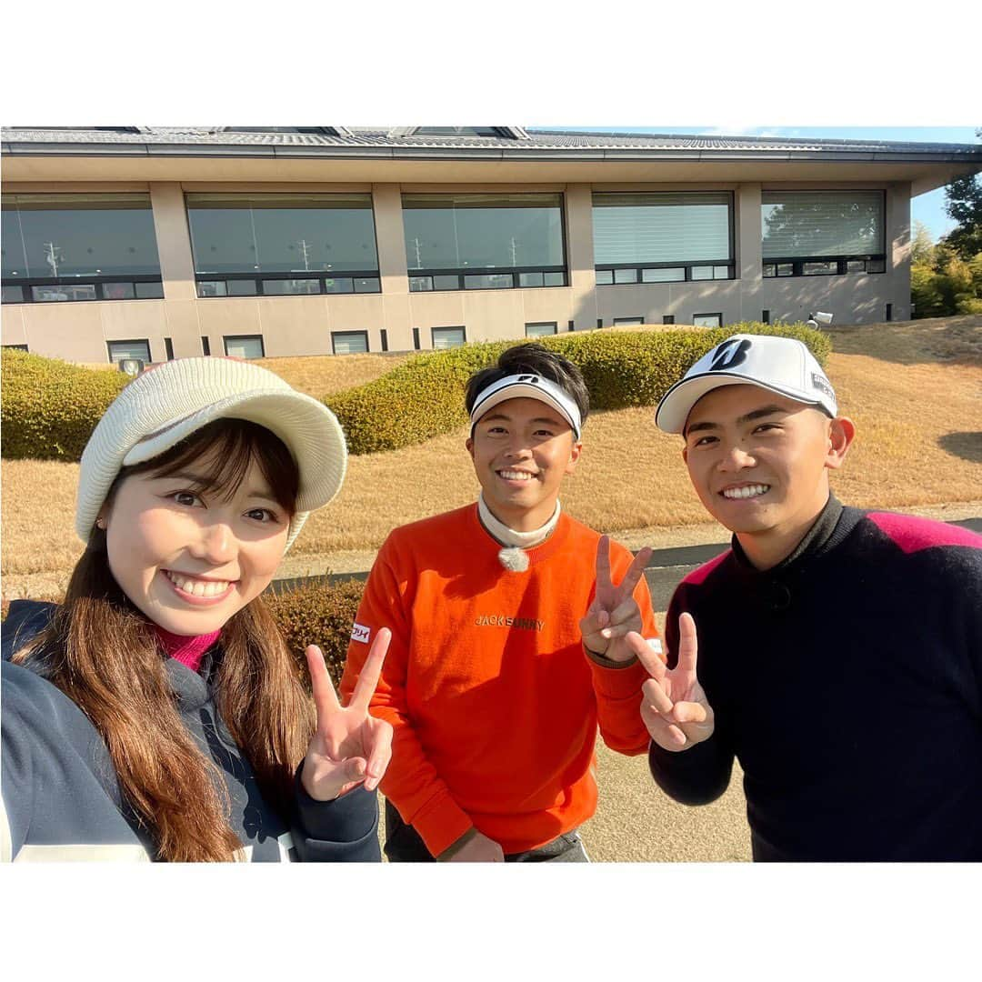 中根夕希さんのインスタグラム写真 - (中根夕希Instagram)「ゴルフざんまいロケ🏌️‍♀️⛳️ @naoki_003 関藤直熙プロ @0203ug 関藤侑嗣プロ 兄弟対決！最後まで痺れる勝負でした🔥  良い天気で気持ちよかったですよ〜☀️  トップスは腕を閉じるとトミーの頭文字、THに…！ フード付きのウエアなのです✨ スカートはシンプルに白で レッグウォーマーを合わせております🤍 学生以来のツインテール、してみちゃいました🫢照  #ゴルフざんまい　#関藤兄弟 #RCCテレビ　#広島 #ゴルフ女子　#tommyhilfiger  #和木ゴルフ倶楽部 #大きな池 #お昼は牛すき釜玉うどん」12月20日 19時25分 - nakane.yuki