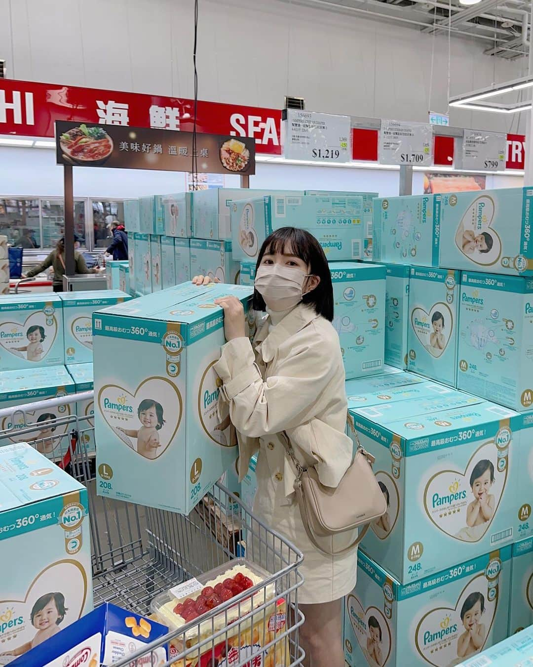 柯柯YELIZさんのインスタグラム写真 - (柯柯YELIZInstagram)「今天去Costco 補貨餅乾零食跟貓罐頭～把小孩丟給我媽顧 放鬆的逛街好爽呀🤣🤣  （鏟屎官們！黑罐在Costco 買很便宜欸）還有我媽最愛的草莓蛋糕🍰 也剛好欸比開始穿L號的尿布想順便去補貨一下！ 這次來遇到幫寶適紙尿褲每箱🔥折扣$150🔥折扣$150🔥  以前還沒有生小孩去Costco 總是會有幾次遇到好多人的推車滿滿的幫寶適😂 那個時候總是不能理解為什麼要買那麼多  今天終於換我推車滿滿的幫寶適了 因為有折扣！！🙌🏻🙌🏻 而且這次優惠比往年折扣還要多！ 多難得的一件事🤣 當媽後就會開始精打細算！一片尿布多少都要算的清清楚楚去比價😽 而且尿布又是必需品 買越多省越多的概念！？😂  真的超級划算🤩🤩 可以趁這次優惠把貨囤起來❤️ 送禮自用都很讚👍 在Costco 就可以一次把需要的東西買完 ❗️網購搭配折扣碼👉🏻22shop 能同時享有滿$5000折$300❗️ 等於買四箱折900、買六箱就折1200，買越多賺越多耶！  幫寶適我們從S穿到L 欸比滿月禮，朋友大部分都送幫寶適 從滿月穿到現在～幫寶適是日本製，360度超透氣材質又柔軟 尤其欸比皮膚敏感容易長疹子，透氣真的很重要  準媽咪也可以趁現在備好尿布 因為新生兒用量超大😹 趕緊趁這次costco 超殺優惠 爸比媽咪們趕緊衝！！  最終售價及優惠活動以賣場公告為準唷🙌🏻 #幫寶適 #日本製一級幫紙尿褲 #好市多限時特價」12月20日 19時35分 - yelu.22