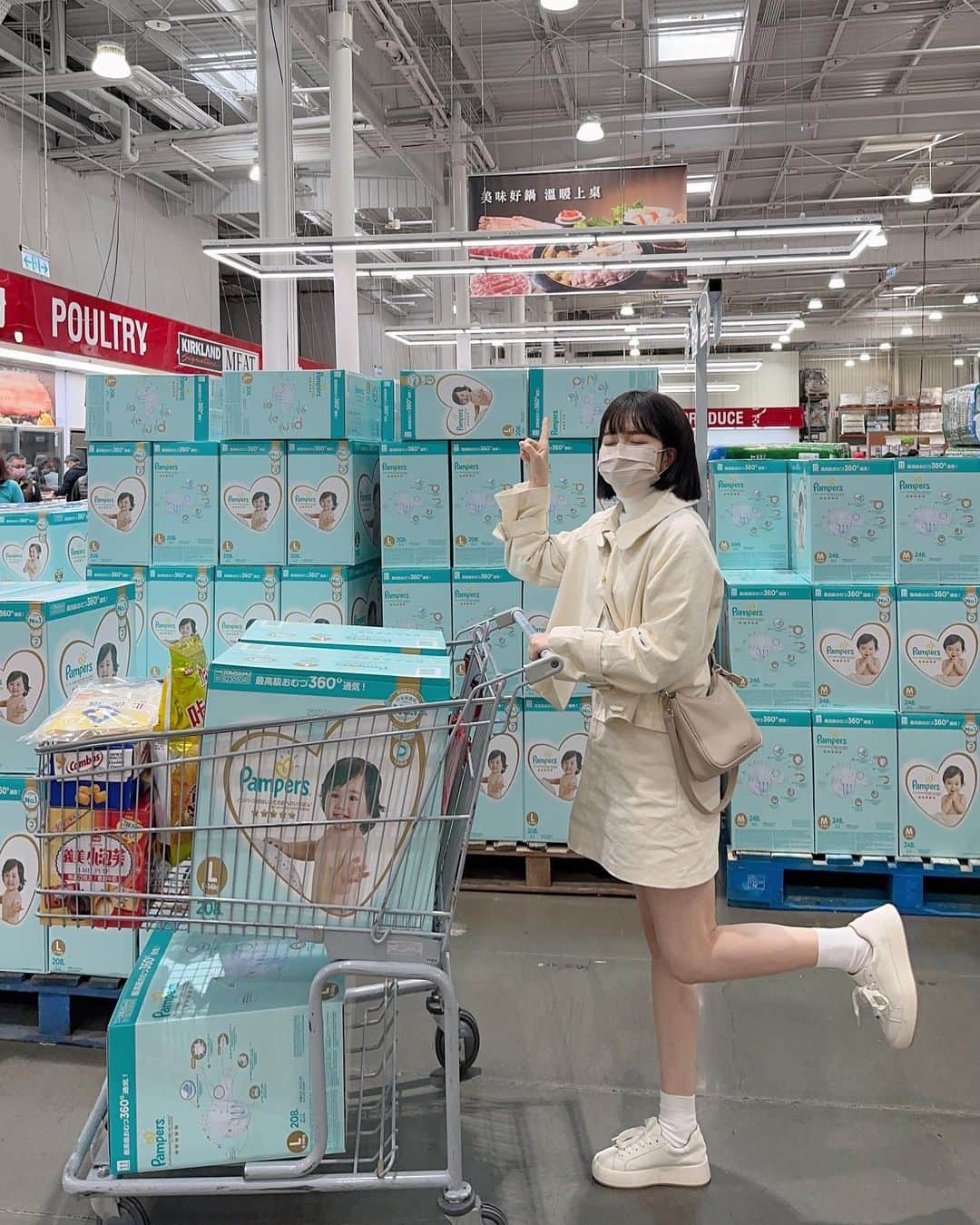 柯柯YELIZのインスタグラム：「今天去Costco 補貨餅乾零食跟貓罐頭～把小孩丟給我媽顧 放鬆的逛街好爽呀🤣🤣  （鏟屎官們！黑罐在Costco 買很便宜欸）還有我媽最愛的草莓蛋糕🍰 也剛好欸比開始穿L號的尿布想順便去補貨一下！ 這次來遇到幫寶適紙尿褲每箱🔥折扣$150🔥折扣$150🔥  以前還沒有生小孩去Costco 總是會有幾次遇到好多人的推車滿滿的幫寶適😂 那個時候總是不能理解為什麼要買那麼多  今天終於換我推車滿滿的幫寶適了 因為有折扣！！🙌🏻🙌🏻 而且這次優惠比往年折扣還要多！ 多難得的一件事🤣 當媽後就會開始精打細算！一片尿布多少都要算的清清楚楚去比價😽 而且尿布又是必需品 買越多省越多的概念！？😂  真的超級划算🤩🤩 可以趁這次優惠把貨囤起來❤️ 送禮自用都很讚👍 在Costco 就可以一次把需要的東西買完 ❗️網購搭配折扣碼👉🏻22shop 能同時享有滿$5000折$300❗️ 等於買四箱折900、買六箱就折1200，買越多賺越多耶！  幫寶適我們從S穿到L 欸比滿月禮，朋友大部分都送幫寶適 從滿月穿到現在～幫寶適是日本製，360度超透氣材質又柔軟 尤其欸比皮膚敏感容易長疹子，透氣真的很重要  準媽咪也可以趁現在備好尿布 因為新生兒用量超大😹 趕緊趁這次costco 超殺優惠 爸比媽咪們趕緊衝！！  最終售價及優惠活動以賣場公告為準唷🙌🏻 #幫寶適 #日本製一級幫紙尿褲 #好市多限時特價」