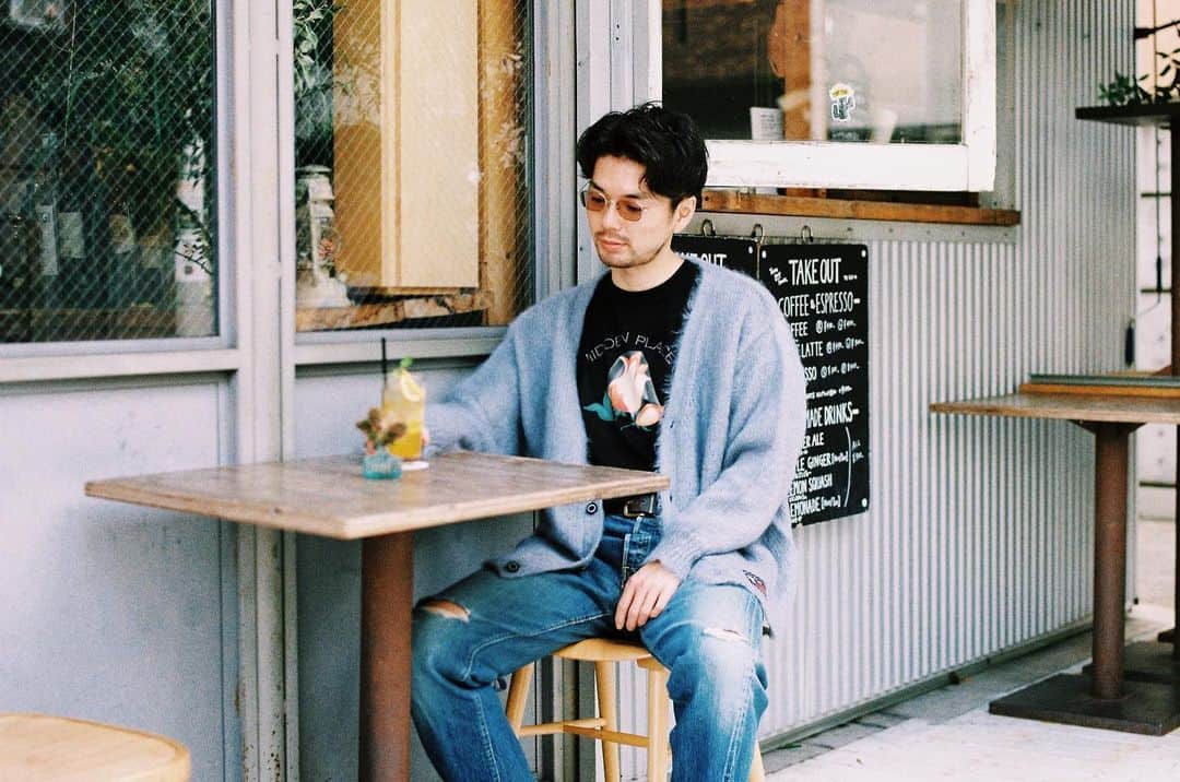 有原遣智さんのインスタグラム写真 - (有原遣智Instagram)「羊文学ツアーTと水色モヘアとレモネード🐑🔵🍋 ⁡ ⁡ #fashion #ootd #outfit #throwback #羊文学 #ダイリク #dairiku #mohair #モヘア #levis #bige #ヴィンテージ #レモネード #カフェ #カフェ巡り #カフェ活 #古着 #古着コーデ #film #フィルム #nikon #f80」12月20日 19時40分 - kenchi_arihara