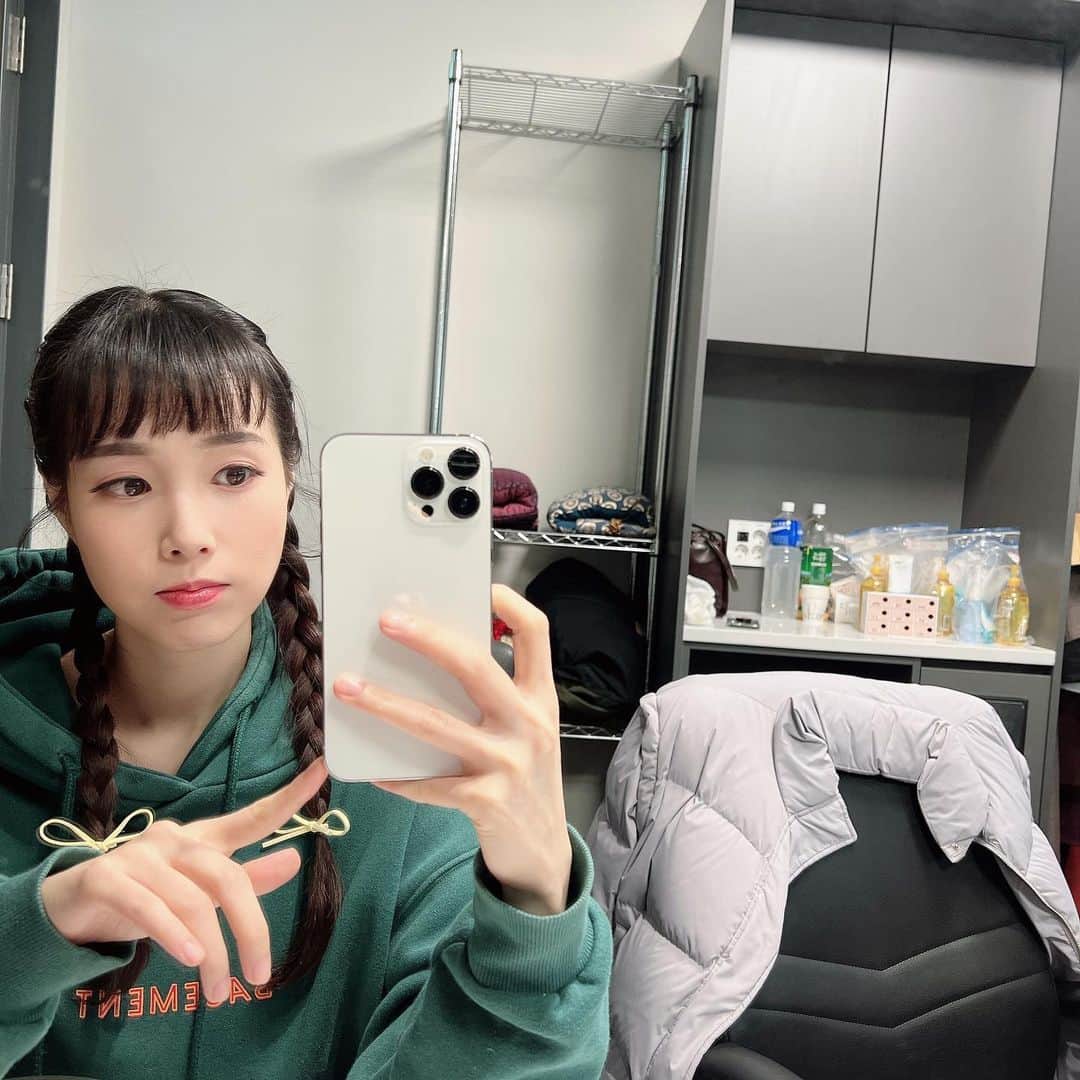 ユン・ジンソルのインスタグラム：「앞머리 잘못잘랐어요 당분간 다들 흐린눈 부탁😮‍💨」