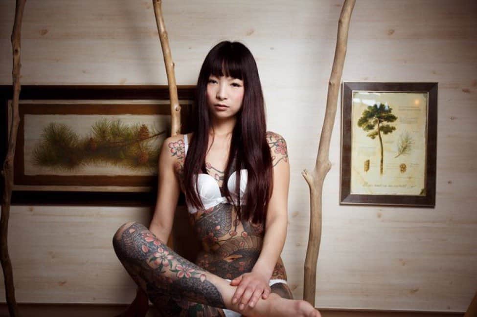 松田ゆう姫のインスタグラム：「Photographer Tag  寒くなるとお布団から出られないもふもふの中にずっと居たい毎日、眠い  #東京 #撮影 #撮影依頼受付中 #ポートレート #ファインダー越しの私の世界 #タトゥー #被写体 #モデル #游姫 #tokyo #shooting #shoot #photography #arttattoo #portrait #portraitphotography #tattooart #tattoo #japanesegirl #japanesetattoo #tattoogirl #tattoomodel #tattoostyle」