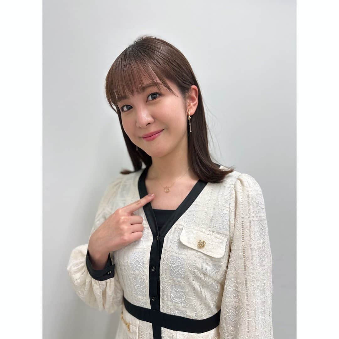 のインスタグラム：「#ワイドスクランブル の衣装👗 先週末は #ペーパーハウスコリア  のシーズン2の一気見で気がついたら時間溶けてました🫠1日で全話見たので8時間以上かな…🫠🫠🫠 寒くて外に出るのが辛い！！ . 1.2 ワンピース @herlipto アクセサリー @starjewelry_press 靴 @randa_pic 3.4 ワンピース @herlipto アクセサリー @star_jewelry_girl 5 トップス・スカート @and.couture アクセサリー @near_and_dear.shop 6.7 @celford_official スカート @nostalgia_jp アクセサリー @ete_ official 靴 @randa_pic 8.9 トップス・スカート @and.couture アクセサリー @starjewelry_press」