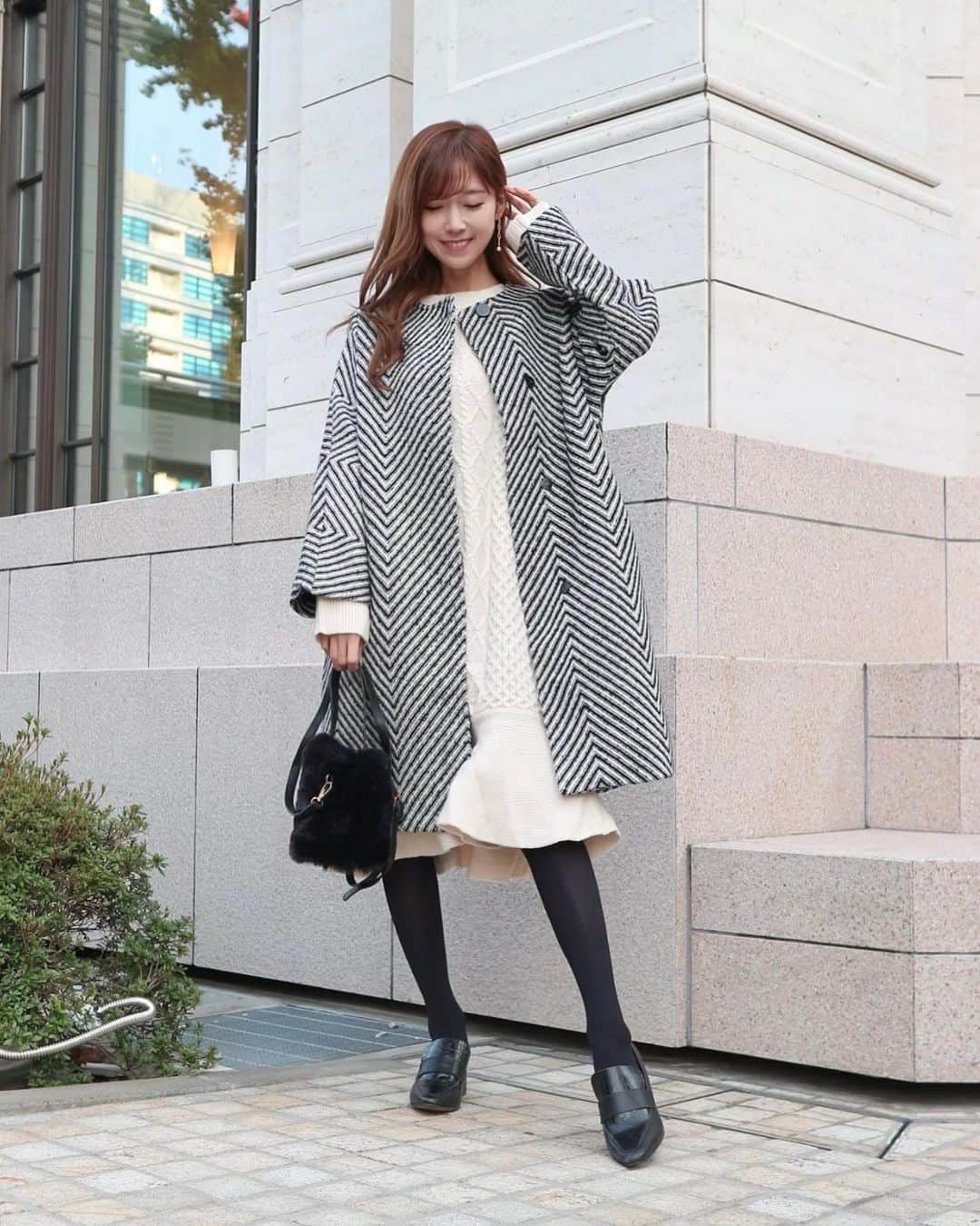 のインスタグラム：「.  @chou_chou_ma_cheri  今日から再入荷販売のcable knit onepiece✨✨ . 裾がフレアになっていてシルエットが綺麗なニットワンピースです🤗 ケーブル編みだからカジュアルさもプラスされてとっても可愛い😍  今日から12/31(sat)23:59まで送料無料キャンペーン中なのでこの機会にぜひチェックしてみてね😆 . . . .  #chouchoumacheri #シュシュマシェリ #シュシュコーデ」