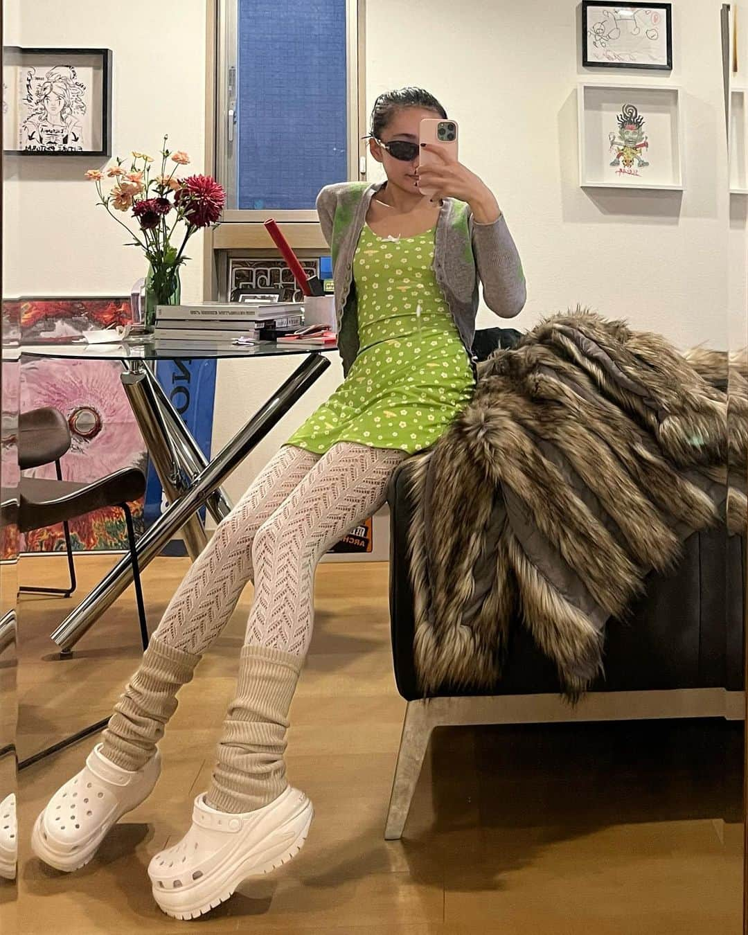 Nana Momosaka / 桃坂 ナナのインスタグラム：「outfiiit 🐥🌟✨ dress @omweekend  cardigan @nodress_online  fur coat @perverze_official  tights @courreges vintage leg warmers @uniqlo  shoes @crocsjp」