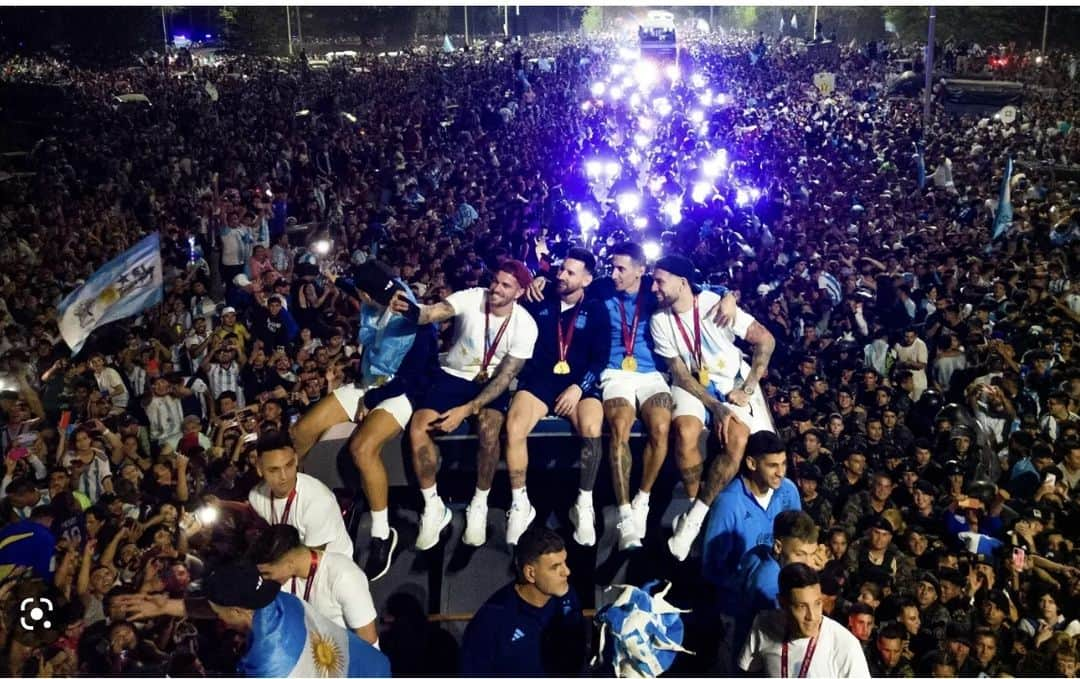 ウディ・ハレルソンさんのインスタグラム写真 - (ウディ・ハレルソンInstagram)「Congratulations Argentina!! A well-deserved hero’s welcome! Twas truly the greatest match I ever saw! Photo by @tomifcuesta」12月21日 6時15分 - woodyharrelson