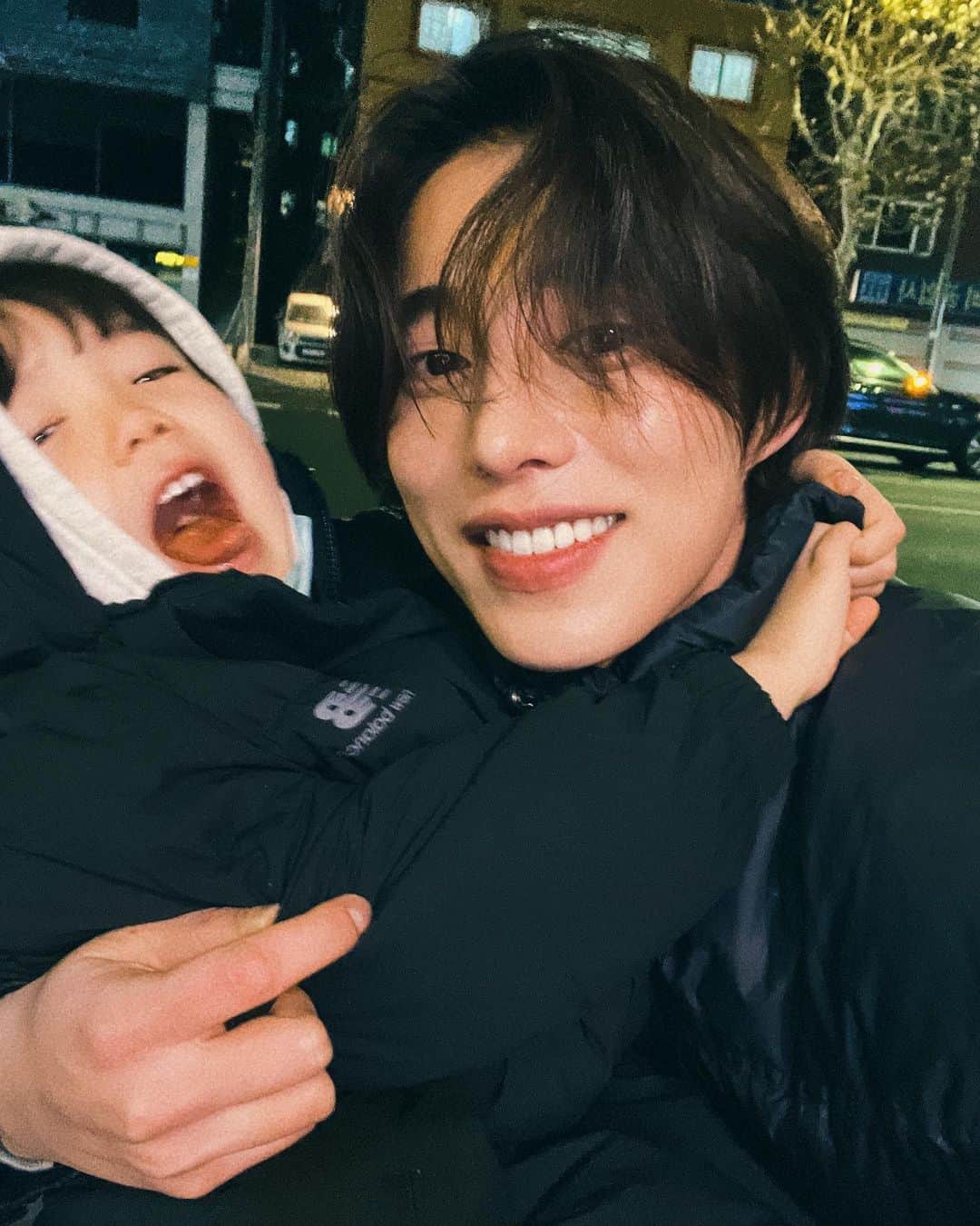 ソン・ウォンソクのインスタグラム：「바람 많이 부는 오늘 우행시❤️」