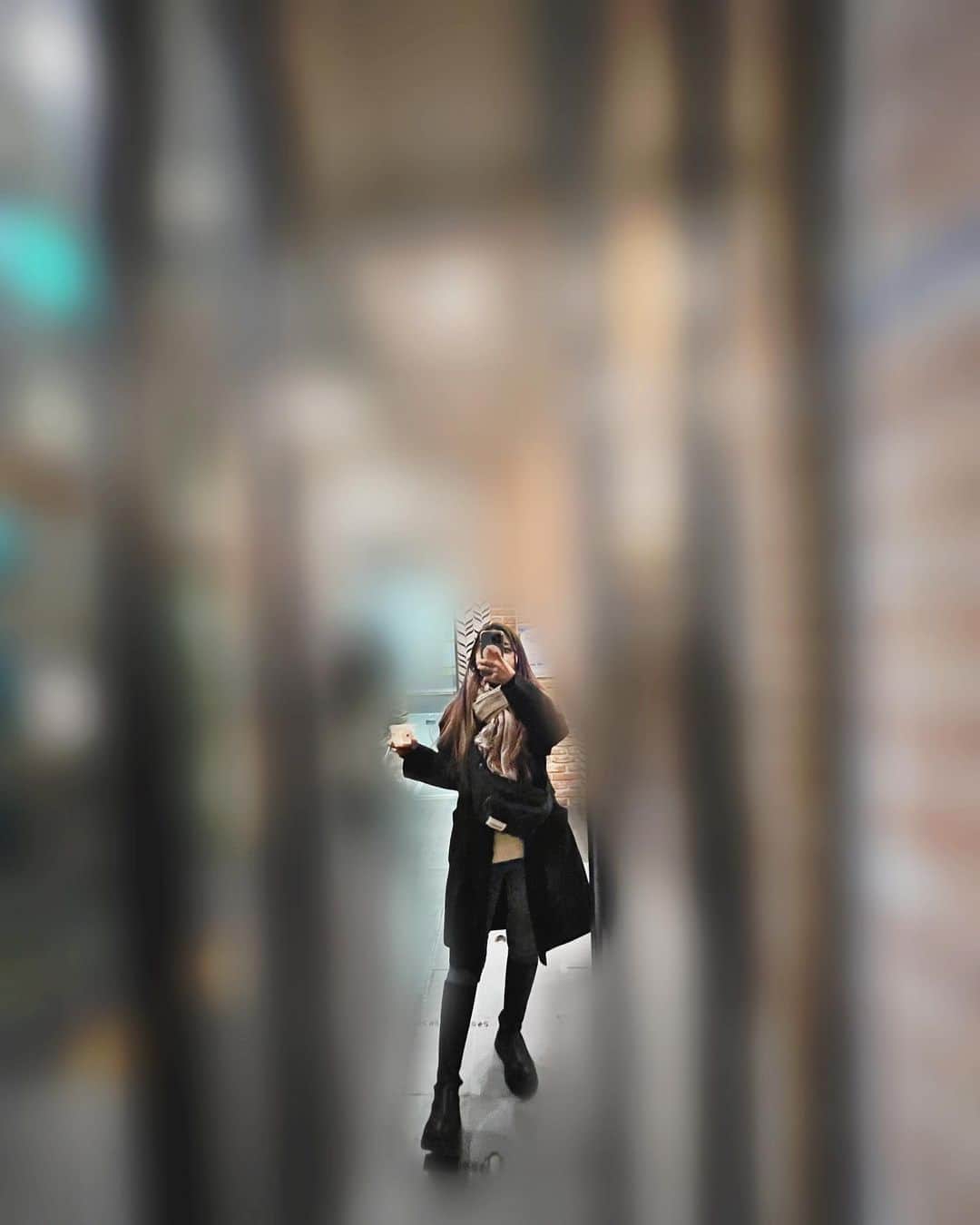かおるさんのインスタグラム写真 - (かおるInstagram)「大人になってから転ぶと大事故すぎてびっくりしてもうた😔お気に入りのジーンズだったのにダメージジーンズになってしもうた😔😔」12月20日 22時03分 - kaoru91819