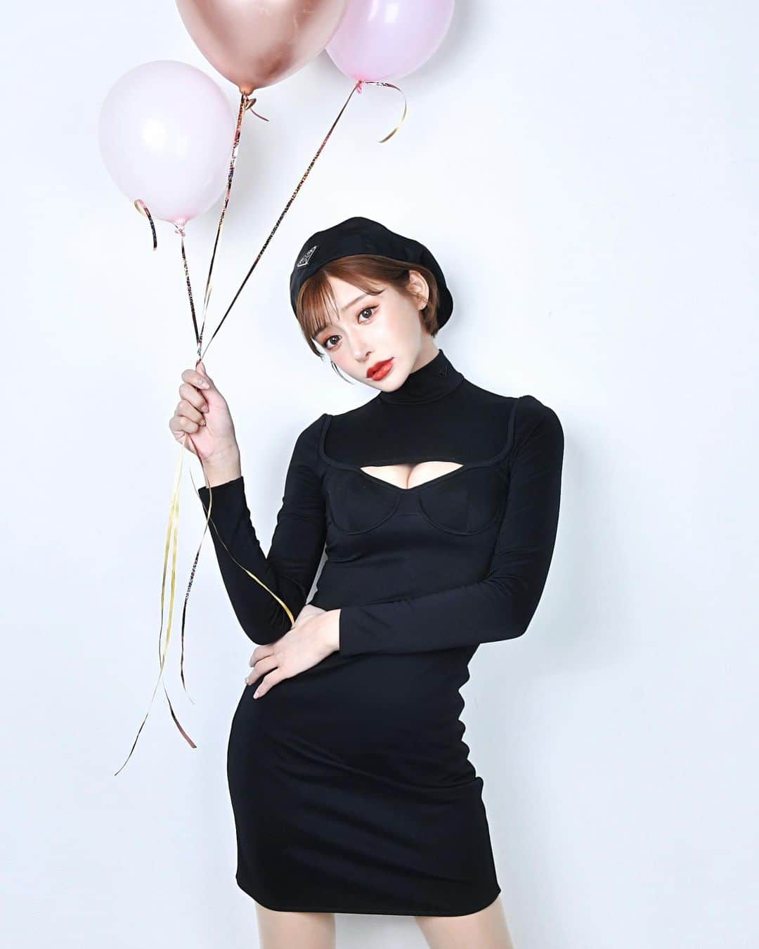 明日花キララのインスタグラム：「日が明けて12月21日は 明日花キララが誕生して15年になるの🎂 皆様に支えられて明日花キララでいられます幸せです🎅🏻 みんないつもありがとう！！ おめでたいので風船持ったよ🎈 #大好きらら」