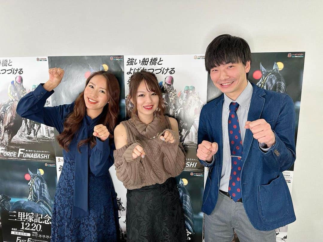 守永真彩のインスタグラム：「. . 今夜は【船橋競馬】ハートビートライブにMCとして出演しておりました〜！  ゲストは 安藤りなさん　 佐藤ゆきあきさん  りなさんはプロの雀士。 実は今日が初地方競馬だったのですが 初とは思えぬほど上手な馬券でびっくり。さすが勝負師でした！ そしてまさかの、お互い生徒会長同士で話が盛り上がりました🤣✨  佐藤さんは今日初めてお仕事ご一緒したのですが、物腰も柔らかく、でも馬を見る目は鋭く👀 見解が大変勉強になりました🙇‍♀️ また美浦で会いましょう！！笑  そして最終レースまで多くの方に見にきていただき嬉しかったです♪ ありがとうございました✨🙌🏻️  #船橋競馬 #ハートビートナイター #三里塚記念 #ナッジ #しっかりと勝ち切りました」