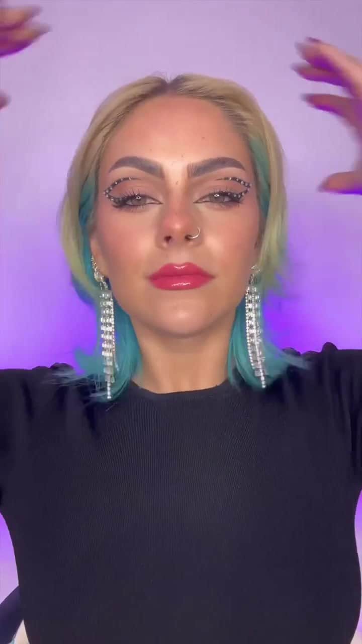 アクセサライズのインスタグラム：「HAIRSTYLING 101: NEW YEARS EVE, courtesy of @sophiehannah featuring our sparkle bow and crystal earrings for the perfect party look.」