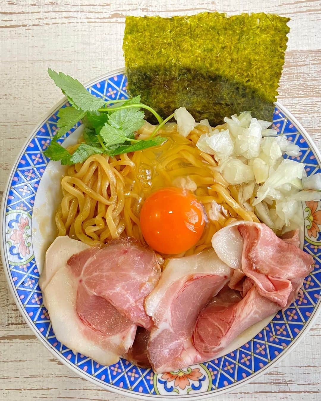 長島涼平のインスタグラム：「今年もまた大好きな四つ葉を軸に麺ばっか食ってたので、来年はもう麺に俺ごと一緒に練り込んでもらうぐらいの気持ちで臨みたいと思ってます。  自分記録用です。  #四つ葉 #貝麺みかわ #博多一双 #百歩ラーメン #勝時 #暖暮 #小澤誠屋 #月や」