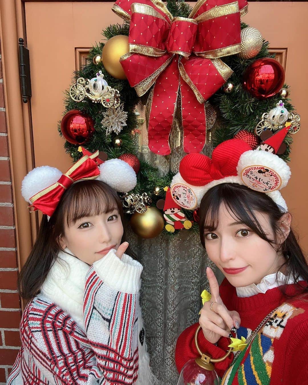 浜田由梨のインスタグラム：「#ワールドバザール 内にある #クリスマスリース 🎄🎀 こんなおっっきなリース飾れるおうち憧れる🤭🤍  #tokyodisneyland #ディズニーランド #東京ディズニーランド #ディズニーカチューシャ #ディズニー写真 #クリスマスフォト #クリスマスセーター #クリスマスディズニー #ニットコーデ #マフラーコーデ #マフラー女子 #デートファッション #mickylovers」