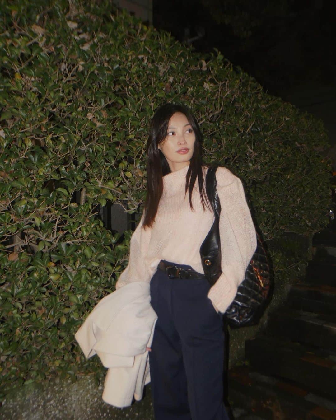 大政絢のインスタグラム：「#今日の絢服  pink✖️navy の色の組み合わせが最近すき💕  Knit @amerivintage  pants @toryburch  bag @ysl」