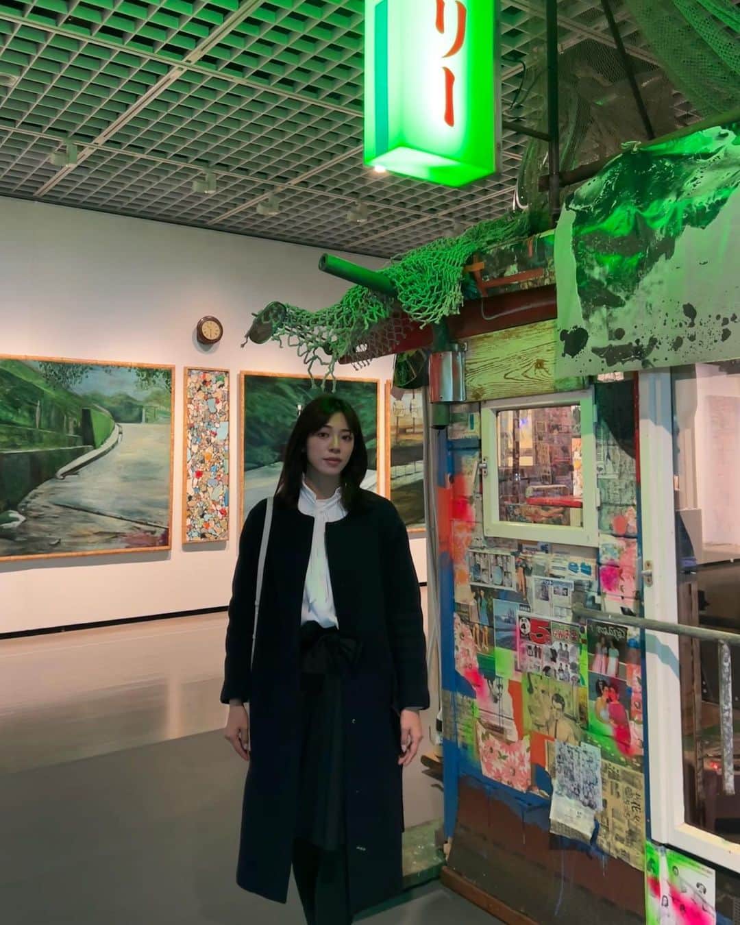 わちみなみのインスタグラム：「#大竹伸朗展  展示の数に驚きました！！  気が遠くなるような作業を黙々とやっているのかとつくっているところまで想像してしまう、、、 きっと何かが見えてらっしゃるのだろうな〜。  たくさんの種類、きっと違う歴史をもつ素材の集まりを見ているとなんだか圧がすごくて パワーに浸りました。  #東京国立近代美術館  #美術館」