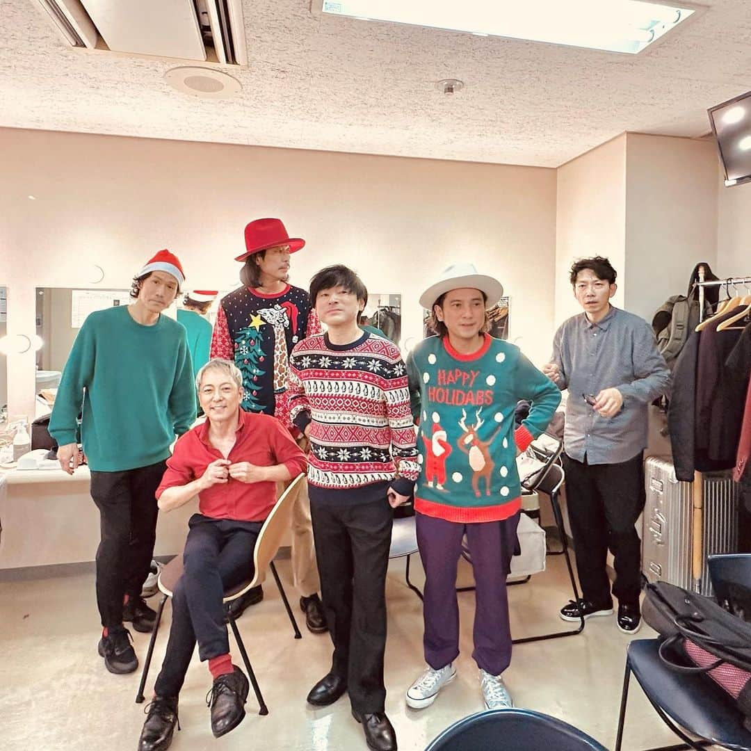 Curly Giraffeのインスタグラム：「佐野元春 & THE COYOTE BAND「Rockin' Christmas 2022」 2days無事終了🎄  来年はこれでまた全国回れることを願って。 メリークリスマス🎁  #佐野元春 #coyoteband」