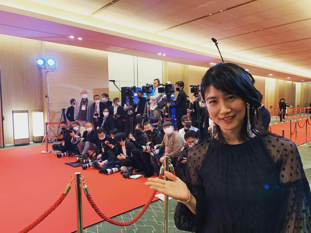 中江有里のインスタグラム：「HEROS AWARD 2022  フォトコールで撮影するみなさんを撮ってみた！  審査員一同と。いつもこんな感じで撮ってもらってます。」