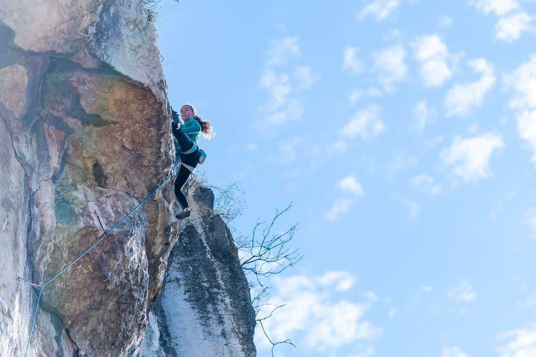 ユリア・フィシェルのインスタグラム：「Just a couple of days left and I'm off to Czech to see my family and then to Croatia for some rock climbing! A bit hard to imagine right now as I'm mostly lying in bed being sick 🤧🥴 but hopefully a couple more days to recover will make me feel better!  I've never climbed in Croatia before so I'm really excited to discover a new place. Any route recommendations? Pic from a great trip to Mišja Peč 3 years ago by @ansichtssache.photography」