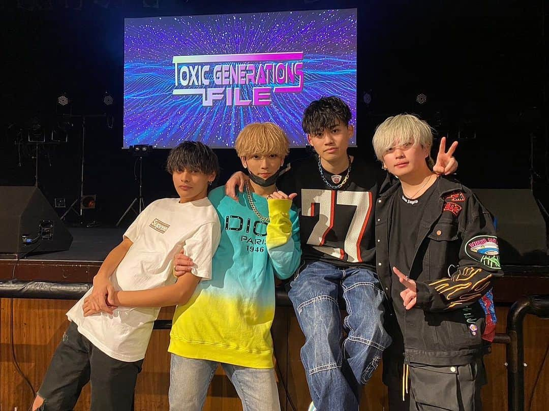 りょーたのインスタグラム：「【écriture presents】 TOXIC GENERATIONS FILE  2022 ✅今池・THE BOTTOM LINE  終了致しました！  わたくし「Ryo-tα」として初のステージいかがでしたでしょうか？今できる、今やれる最高のパフォーマンスをお届けできたのかな？と思います。  遠くは県外から。出演してくださったアーティストの仲間たち 運営、企画からご尽力してくださった関係者の方々 そして何より会場まで足を運んでくださった各アーティストのファンの皆様方に感謝しかありません。 本当にありがとうございました✨🙏  加えて、沢山友人や音楽仲間たち、偉大なる先輩たちにも見届けて貰えて、幸せ者です。  まだ加入させてもらって1ヶ月ちょっとですが、écriture に加入させてもらえて良かったと心から思えるような素敵なイベントをみんなで作り上げることができたのは、本当に感慨深いです。  年内の活動としては最後になりましたが 2023年も僕自身歩みを止めるつもりはありませんし、écritureも同じです。 常に皆様をワクワクさせるような事をやっていきたいので、どうかこれからも変わらず応援してくださると嬉しいです！  そして今日出会えた人は、来年から一緒に素敵な思い出作っていきましょう。  改めて、本当に今日はありがとうございました🙏✨  #ecriture #écriture #watwing #maisonb #bxw #b2takes #shoriwinboy #2x2x #竹内唯人 #juni #群青ベアーズ #下平健太 #toxicgenerationsfile #ボトムライン #thebottomline」