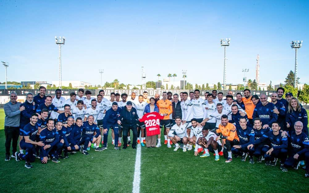 ジャウメ・ドメネクさんのインスタグラム写真 - (ジャウメ・ドメネクInstagram)「Solo puedo decir MUCHAS GRACIAS a todos los valencianistas y al @valenciacf 🫶🏻 Sois la razón para seguir con mi compromiso, trabajo diario y respeto hacia este club. #AMUNT 🦇❤️ • Només puc dir MOLTES GRÀCIES a tots els valencianistes  i al @valenciacf 🫶🏻 Sou la raó per a seguir amb el meu compromís, treball diari i respecte cap a aquest club. #AMUNT 🦇❤️ • I can only say THANK YOU SO MUCH to each and every one of the valencianistas 🫶🏻 You are the reason to continue with my commitment, daily work and respect for this club. #AMUNT 🦇❤️」12月21日 0時56分 - jaudomenech