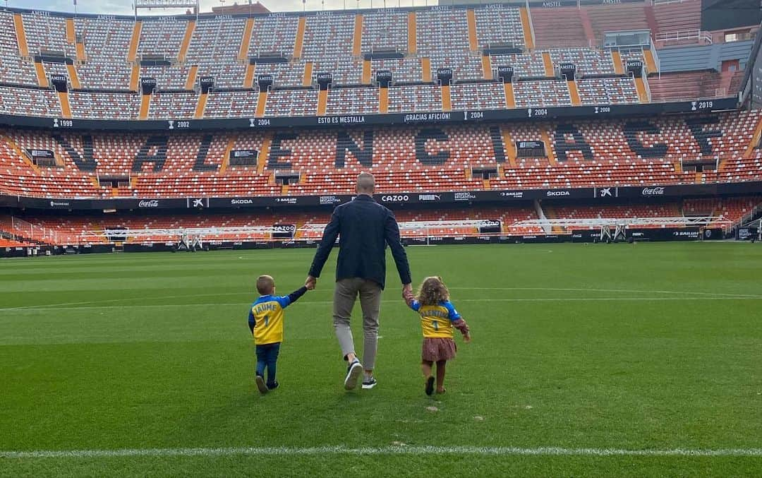 ジャウメ・ドメネクさんのインスタグラム写真 - (ジャウメ・ドメネクInstagram)「Solo puedo decir MUCHAS GRACIAS a todos los valencianistas y al @valenciacf 🫶🏻 Sois la razón para seguir con mi compromiso, trabajo diario y respeto hacia este club. #AMUNT 🦇❤️ • Només puc dir MOLTES GRÀCIES a tots els valencianistes  i al @valenciacf 🫶🏻 Sou la raó per a seguir amb el meu compromís, treball diari i respecte cap a aquest club. #AMUNT 🦇❤️ • I can only say THANK YOU SO MUCH to each and every one of the valencianistas 🫶🏻 You are the reason to continue with my commitment, daily work and respect for this club. #AMUNT 🦇❤️」12月21日 0時56分 - jaudomenech