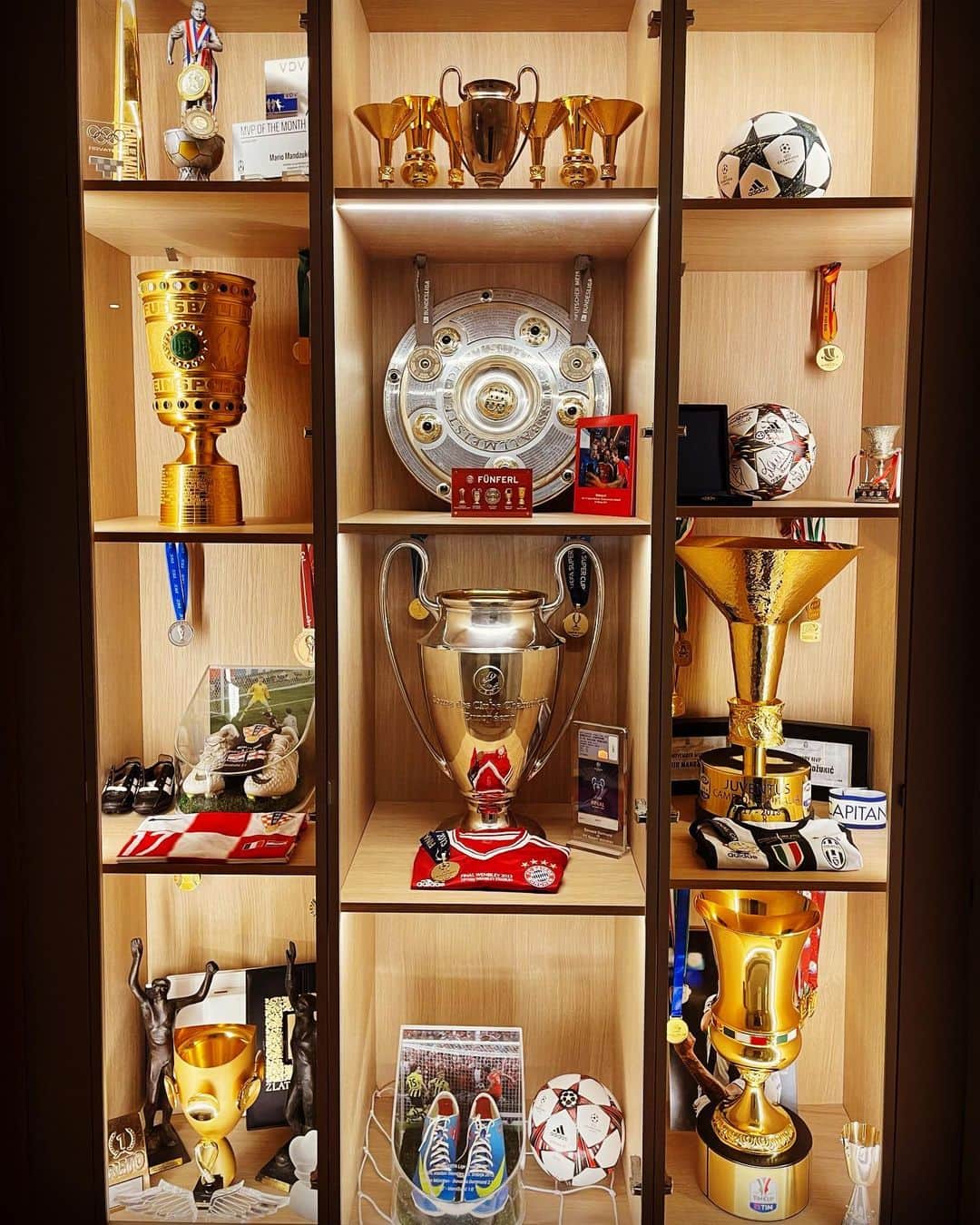 マリオ・マンジュキッチのインスタグラム：「Happy to add another item here 🥉 #trophycabinet #bronzemedal #neverstop #stepbystep #mm17🌪」