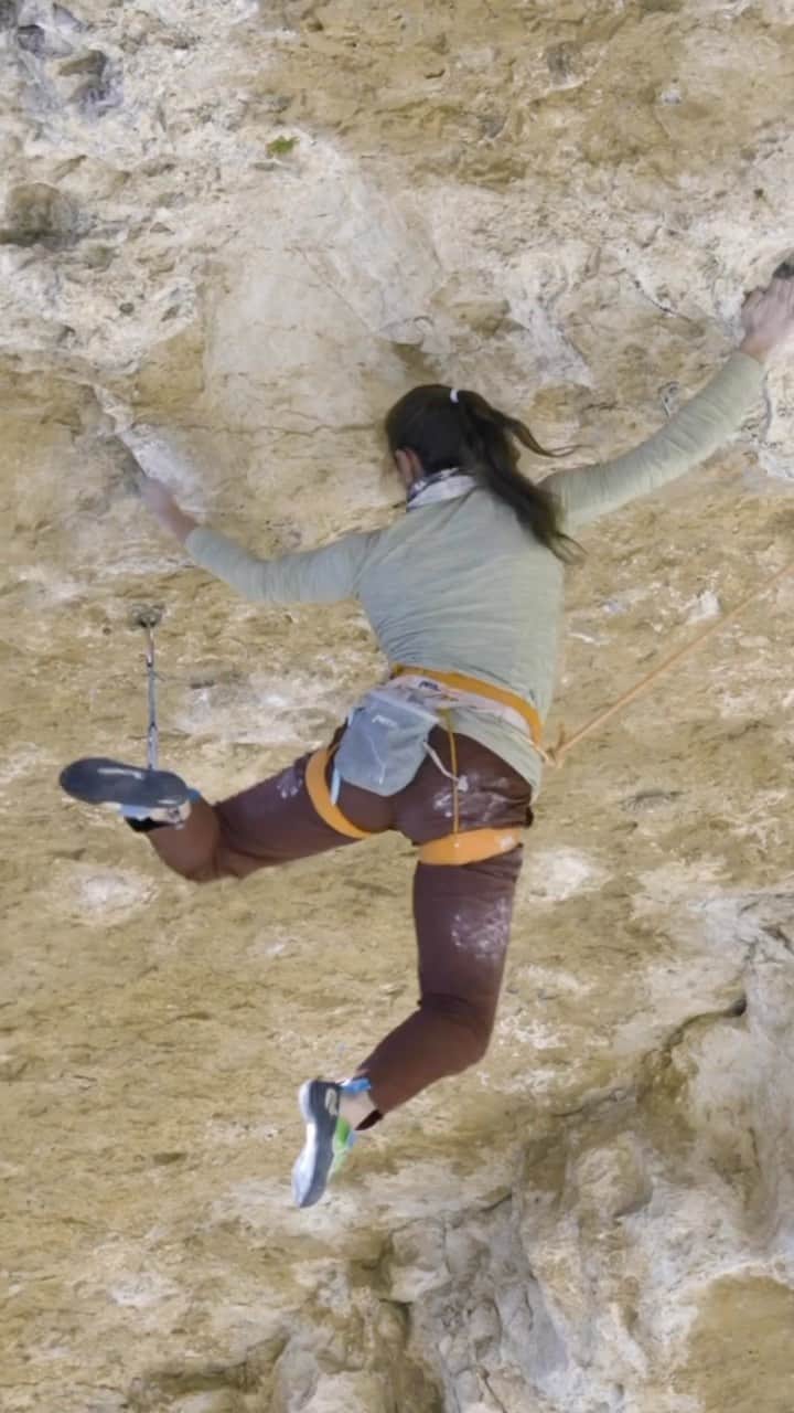 シャーロット・デュリフのインスタグラム：「// @chadurif making quick work of “Pranayama Extension” (5.13c) at Mt. Potosi near Las Vegas, Nevada // 🎥 by @jonglassberg  .  .  .  #sportclimbing #climbing #rockclimbing」